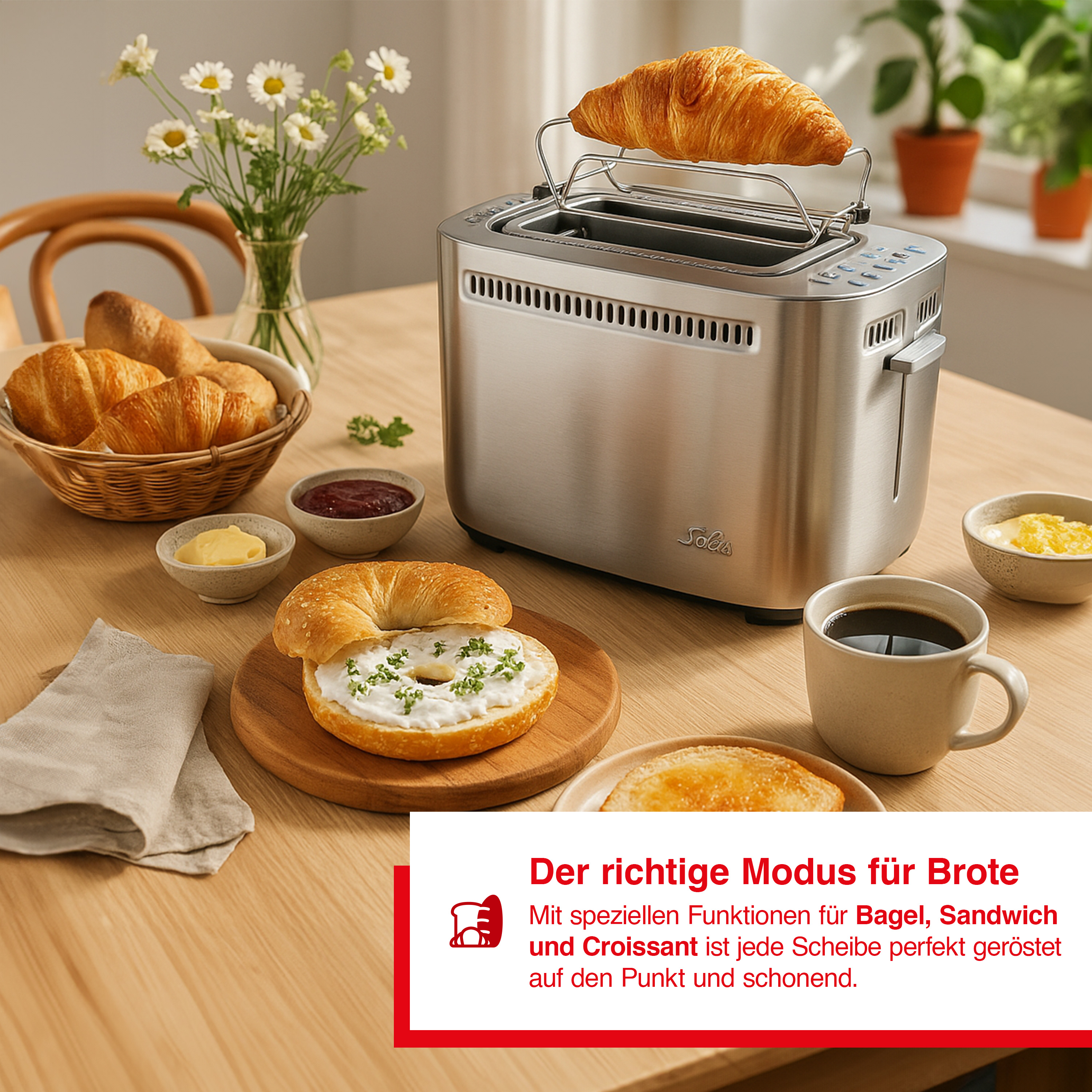 Ein Toaster mit Croissant, Bagel, Kaffee und Blumen auf einem Holztisch.