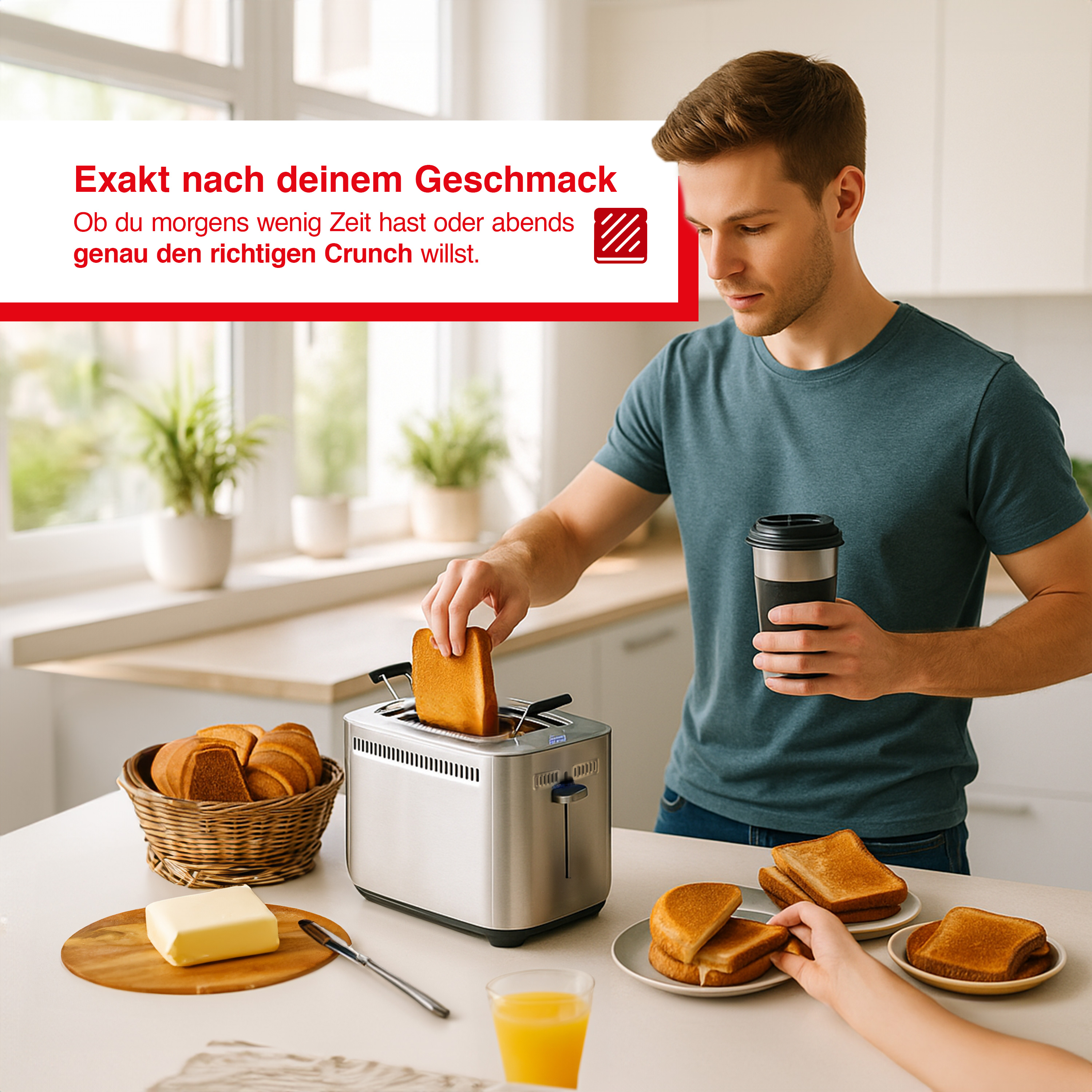 Mann im blauen T-Shirt toastet Brot in der Küche. Korb mit Brot, Butter, Saft.