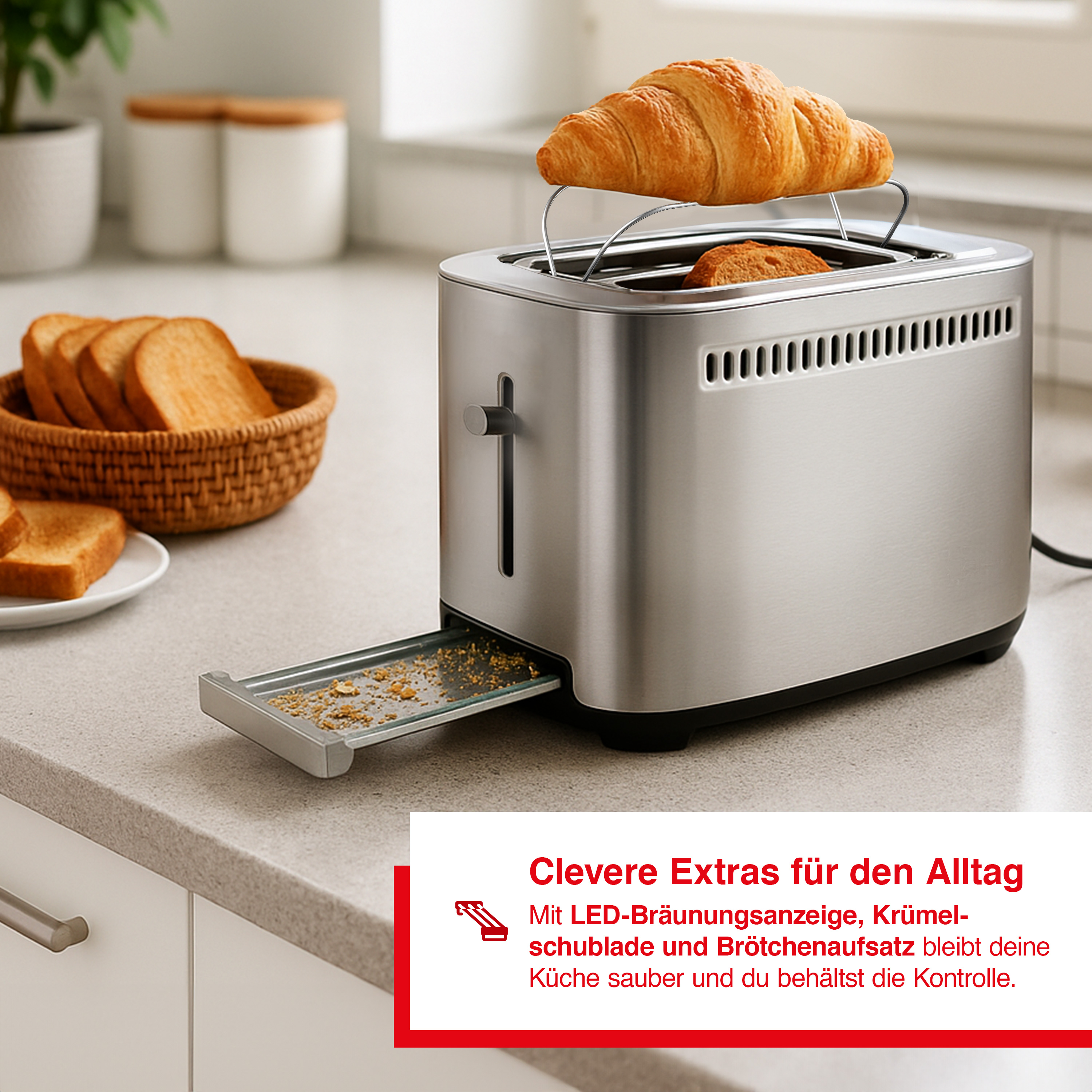 Ein silberner Toaster mit einem Croissant und Toastbrot. Krümelschublade ist herausgezogen.