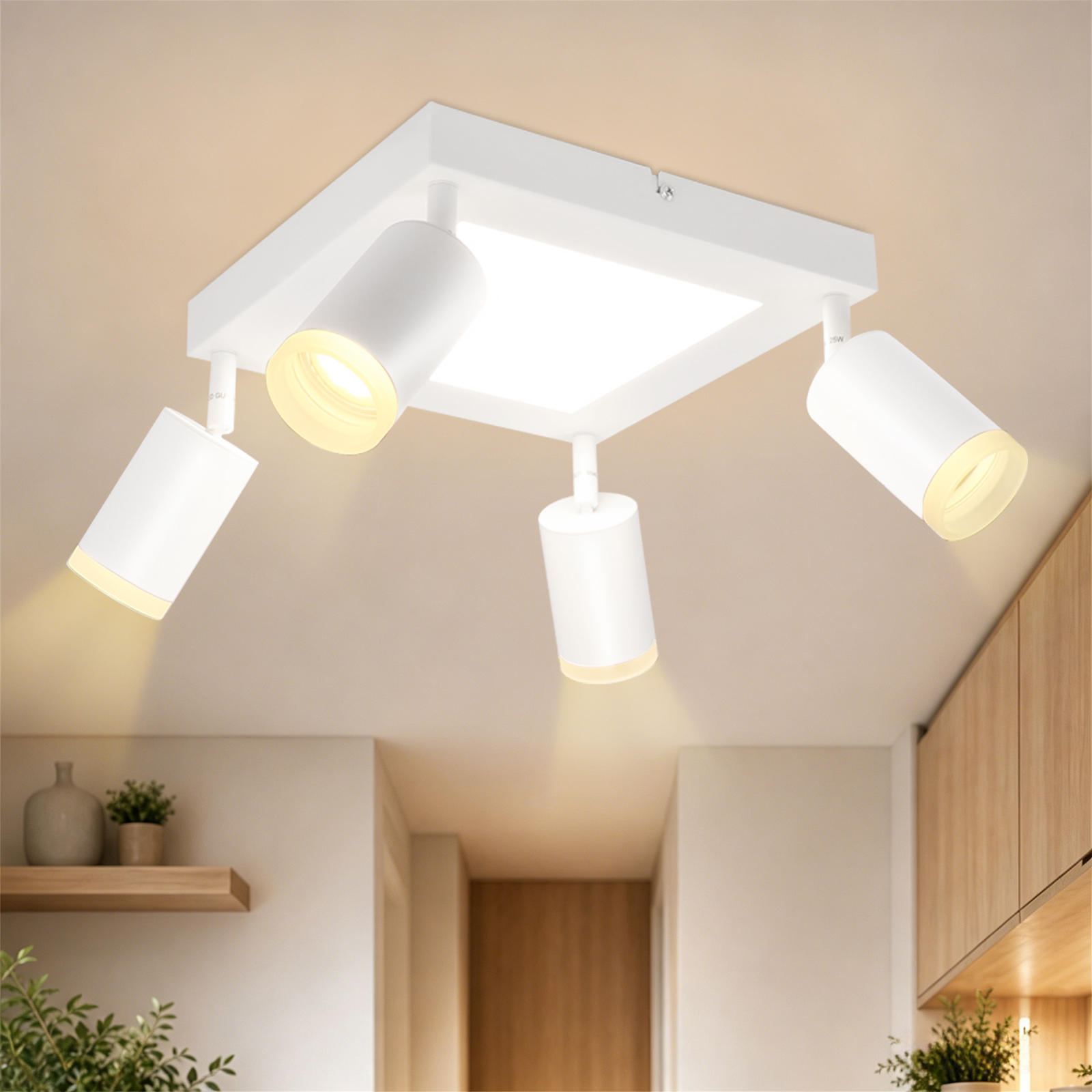 Plafoniera bianca con quattro faretti orientabili e pannello luminoso centrale.