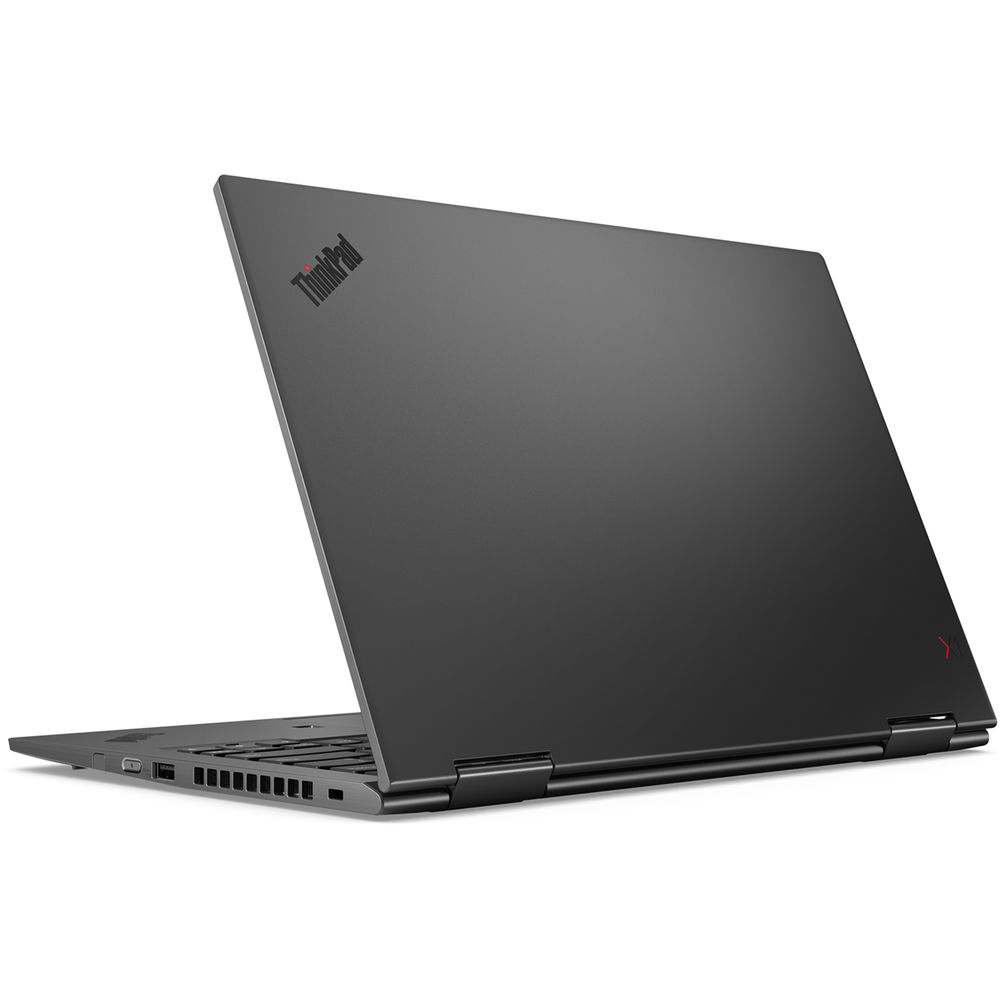 Czarny laptop Lenovo ThinkPad pokazany z boku, z otwartą klapą, na białym tle.