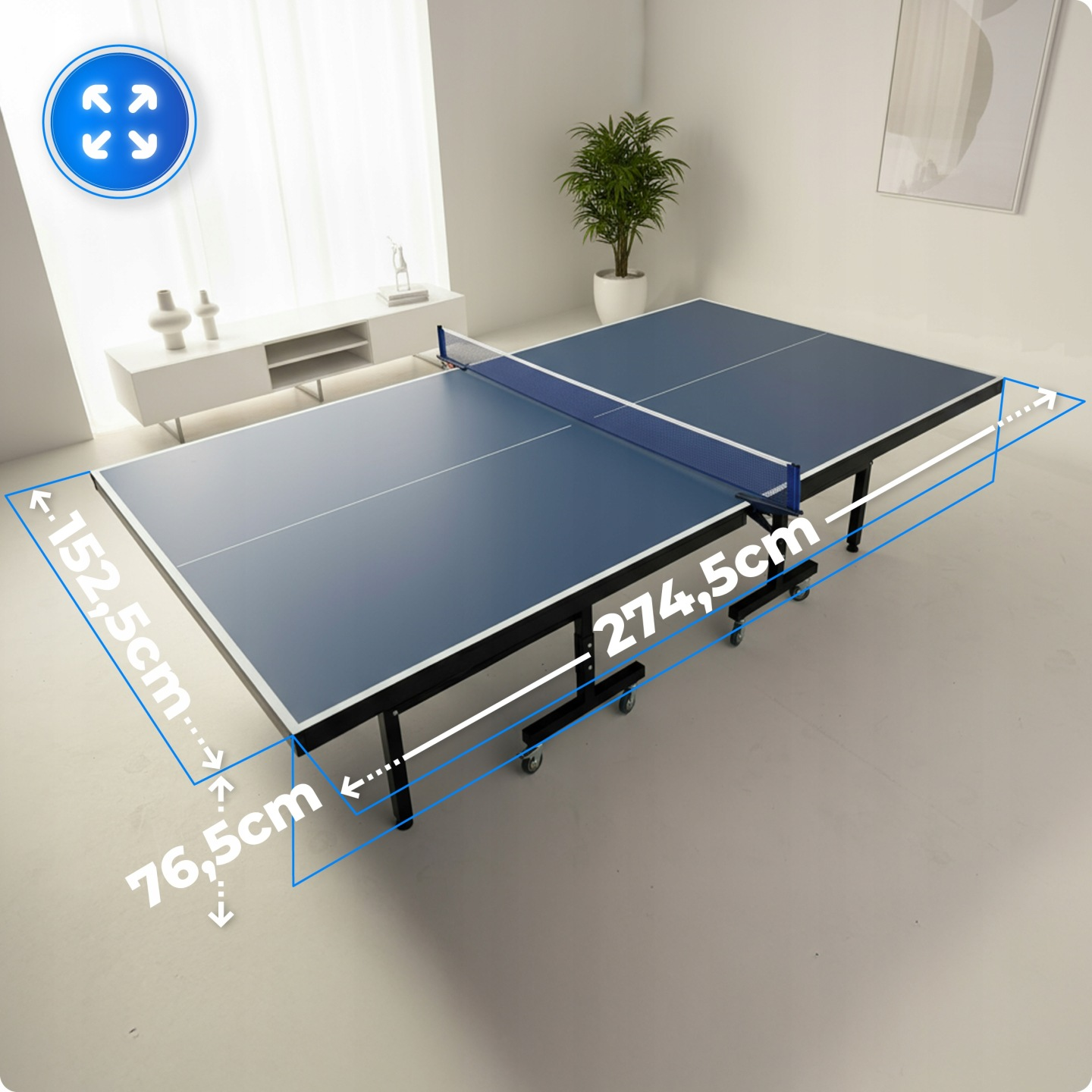 Blauer Tischtennis Tisch mit Netz und Maßen. Zimmer mit Pflanzen und Möbeln.