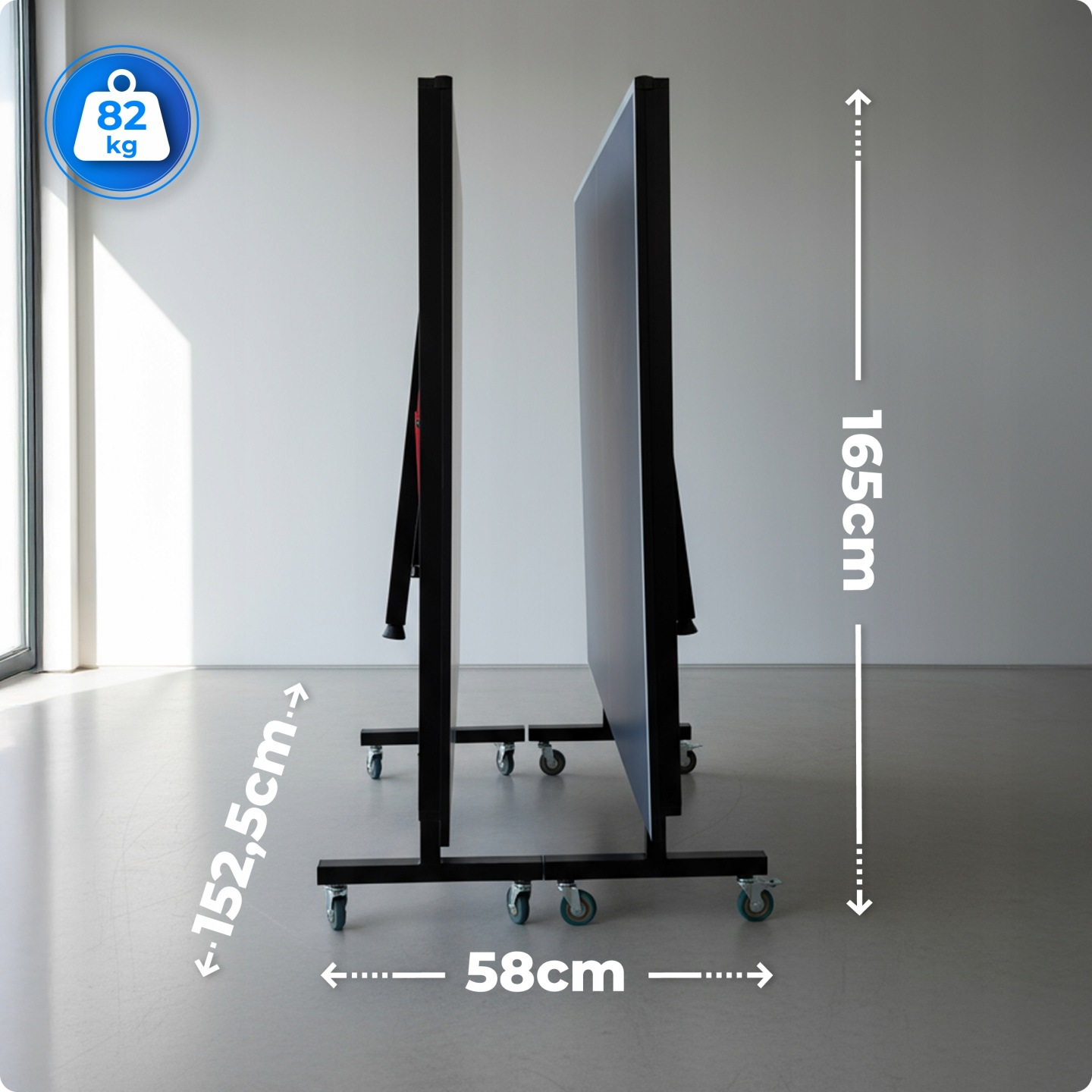 Zwei schwarze, mobile Trennwände auf Rollen, 165cm hoch, 58cm breit.