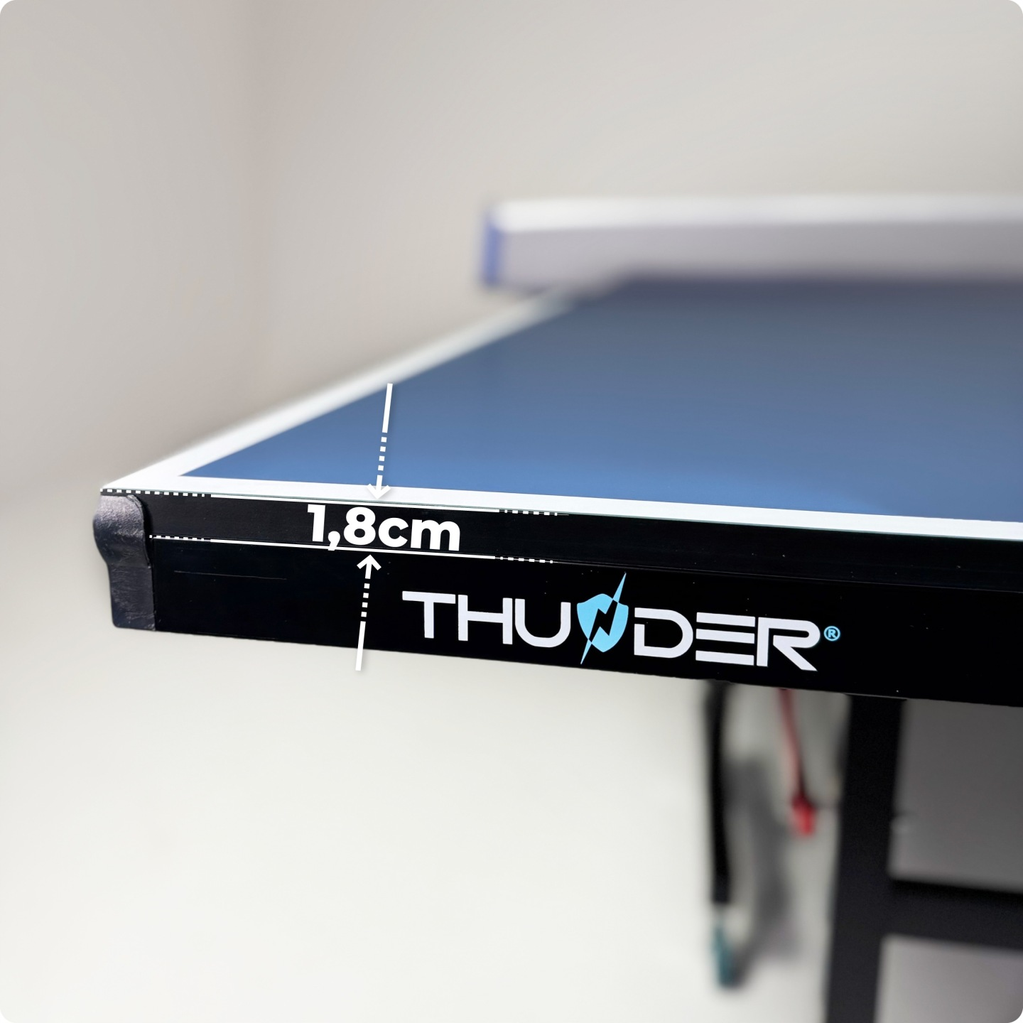 Nahaufnahme des blauen Tischtennisplattenrands mit 1,8cm Messung.