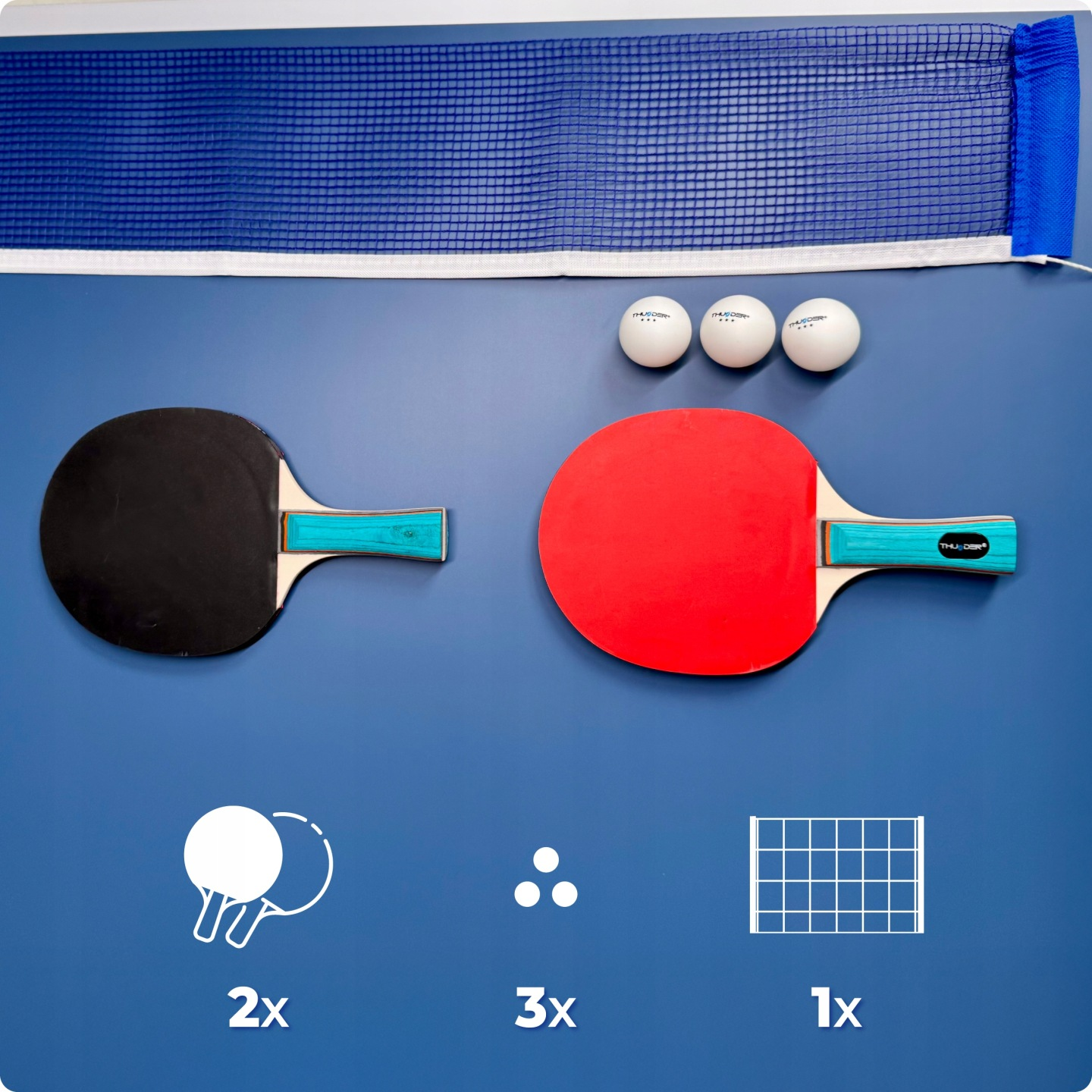 Tischtennis-Set mit blauem Netz, zwei Schlägern (rot/schwarz) und drei Bällen.