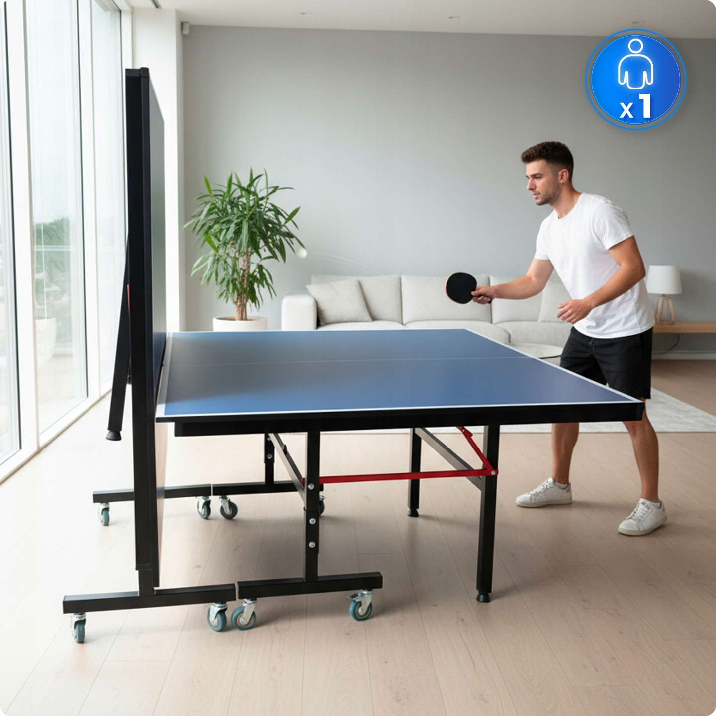 Ein Mann spielt Tischtennis in einem Wohnzimmer mit einem blauen Tisch und einem aufklappbaren Schild.