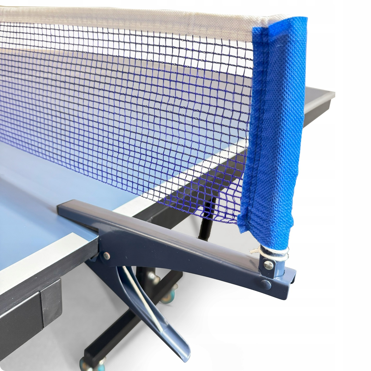 Blaues Netz einer Tischtennisplatte mit Metallbeinen und Rädern.
