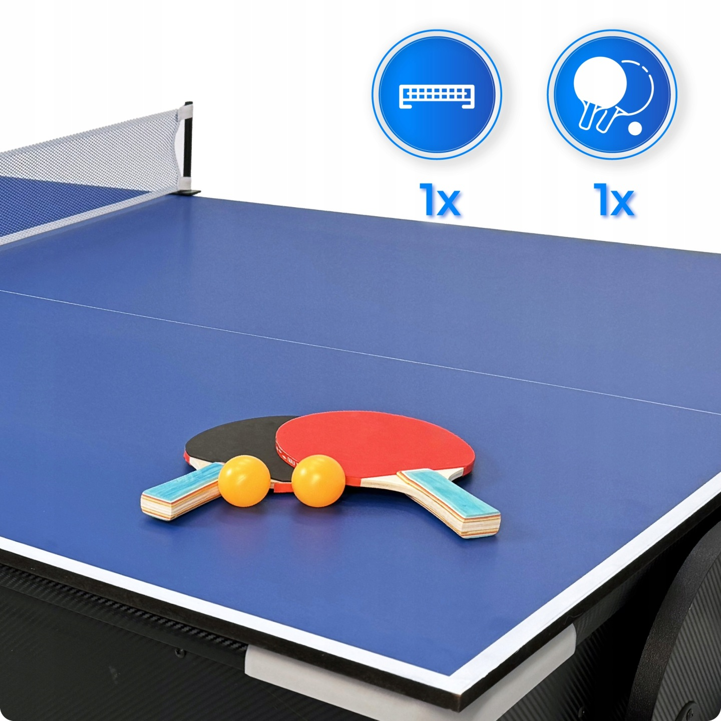 Blauer Tischtennistisch mit Netz, zwei Schlägern und zwei Bällen.