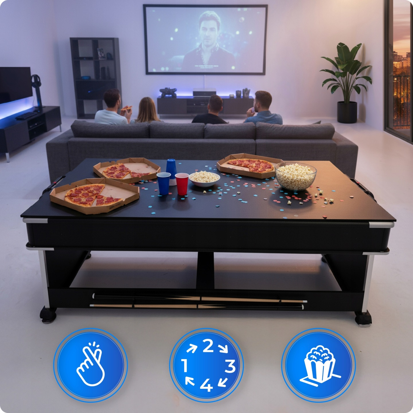 Vier Leute sitzen auf einem Sofa und schauen einen Film, vor ihnen ein Tisch mit Pizza und Popcorn.