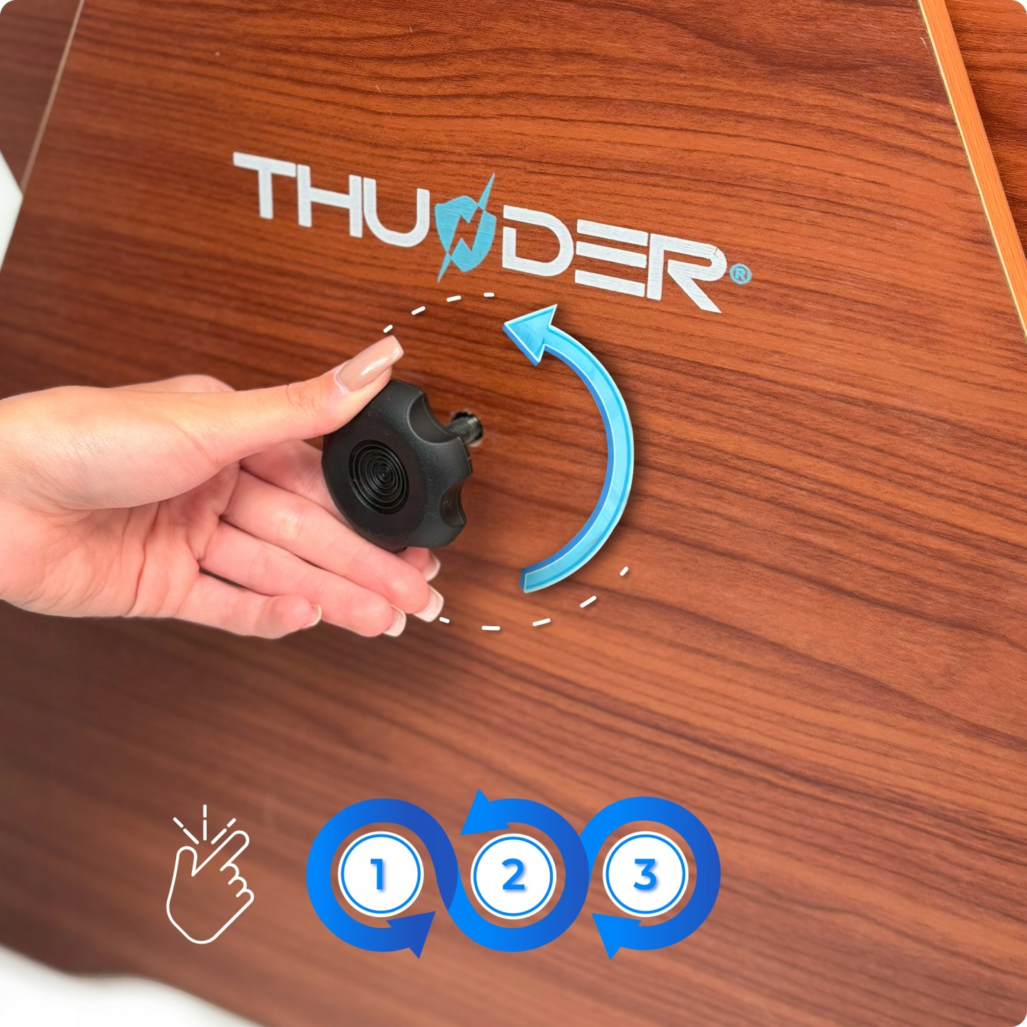 Ręka obraca czarne pokrętło na drewnianej powierzchni z logo "THUNDER". 3 kroki.