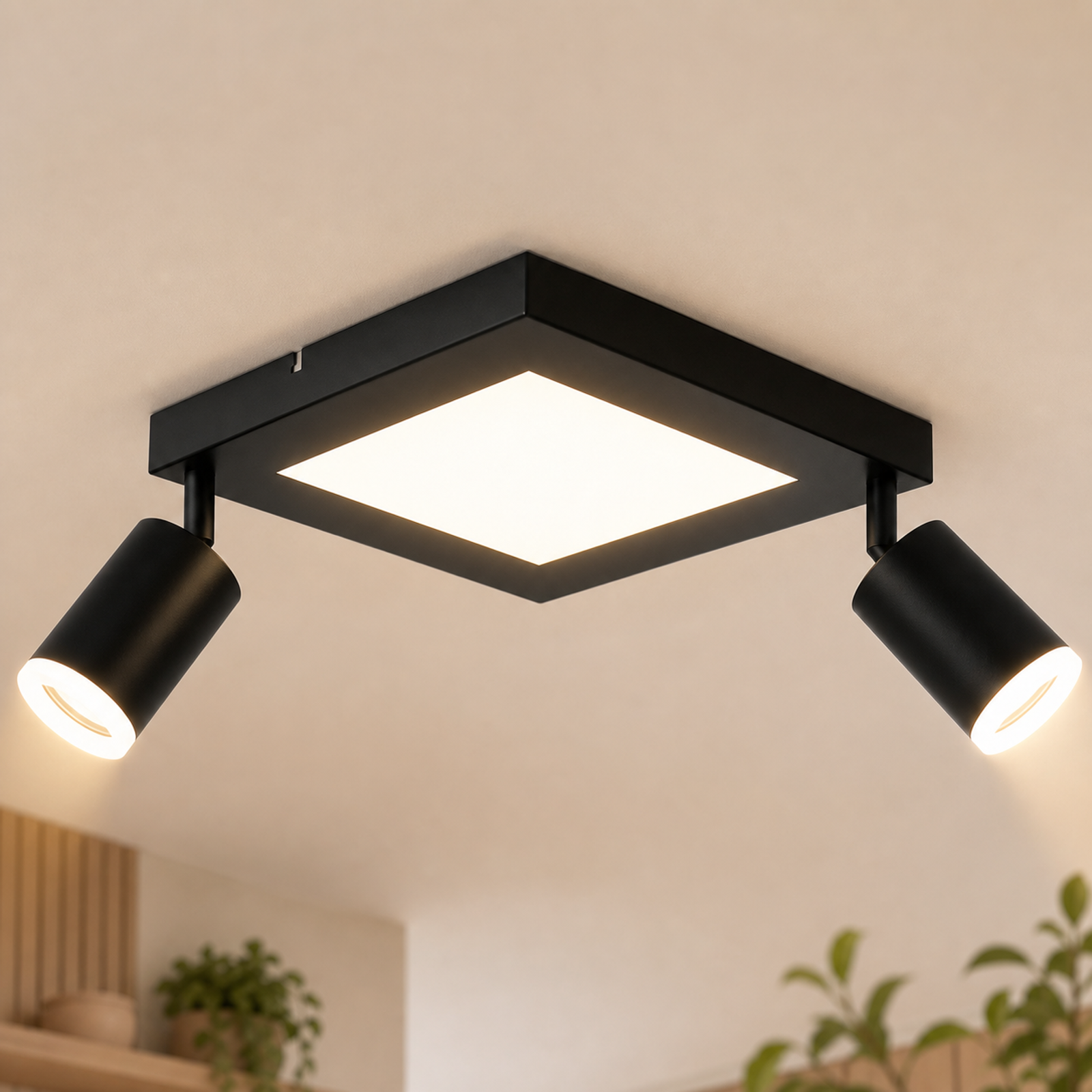Plafoniera nera con luce centrale quadrata e due faretti orientabili.