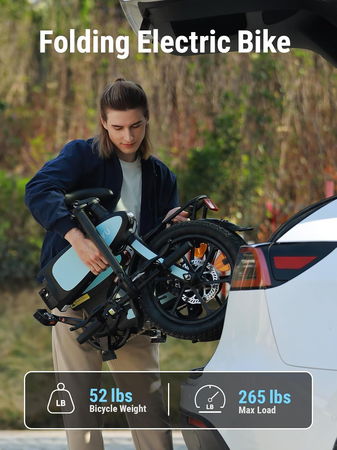 Un hombre carga una bicicleta plegable azul claro en un coche. Peso: 52 lbs. Carga máx: 265 lbs.