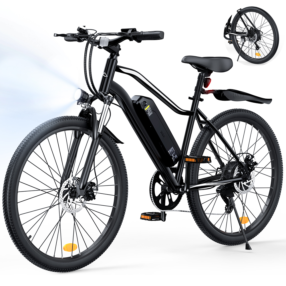 Ein schwarzes Elektrofahrrad mit voller Federung und hell leuchtendem Scheinwerfer.
