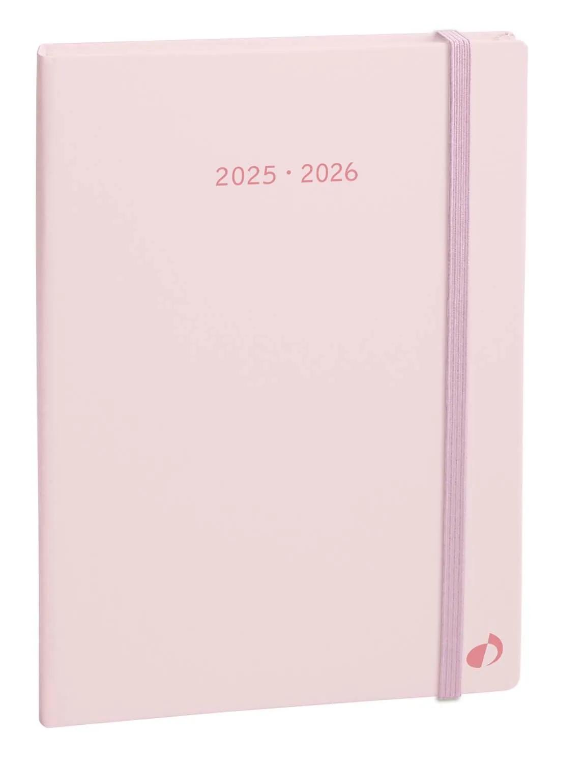 Un cuaderno rosa claro con banda elástica y el texto '2025 2026'.