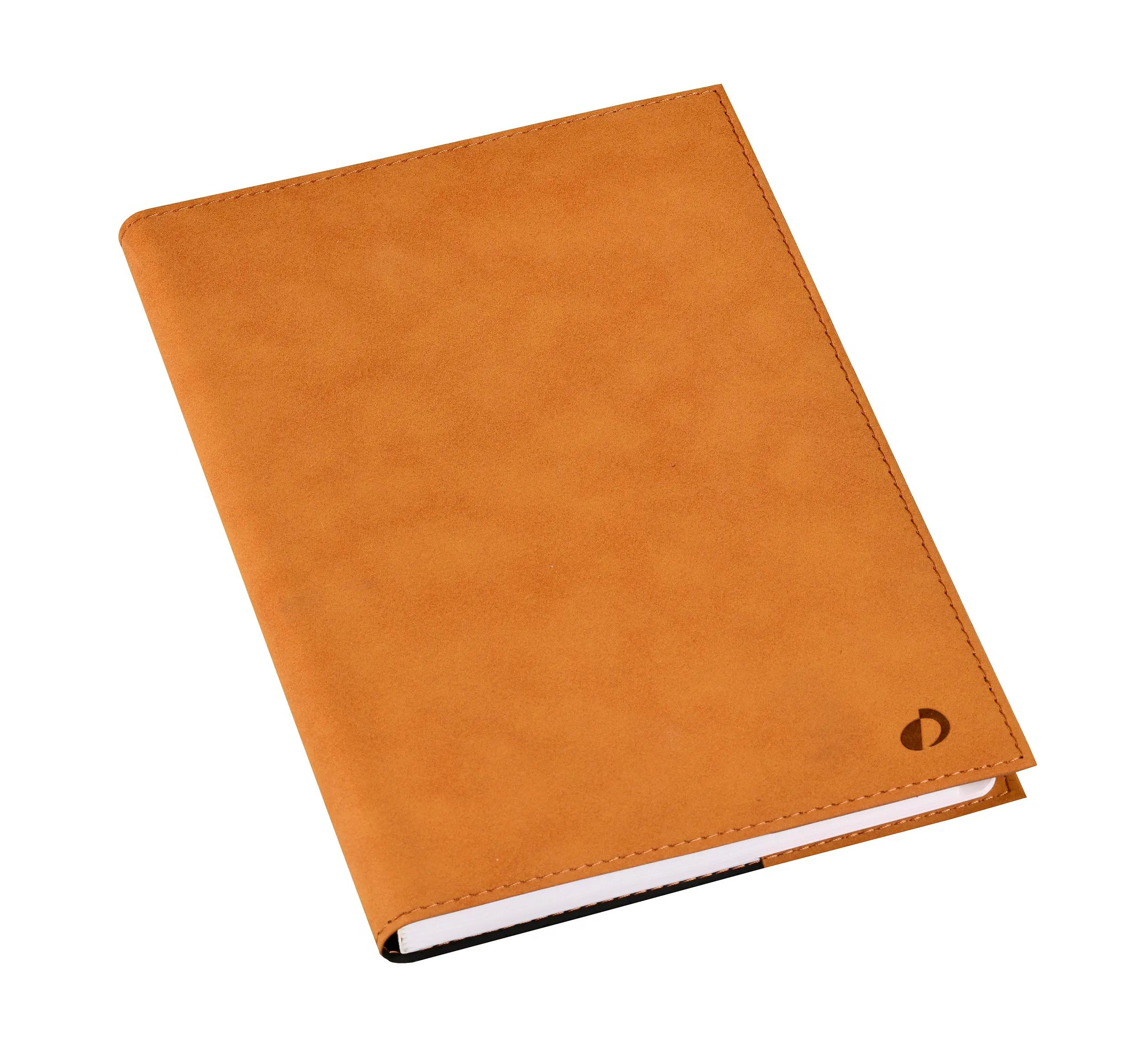 Un cuaderno marrón anaranjado con un logo en la portada.