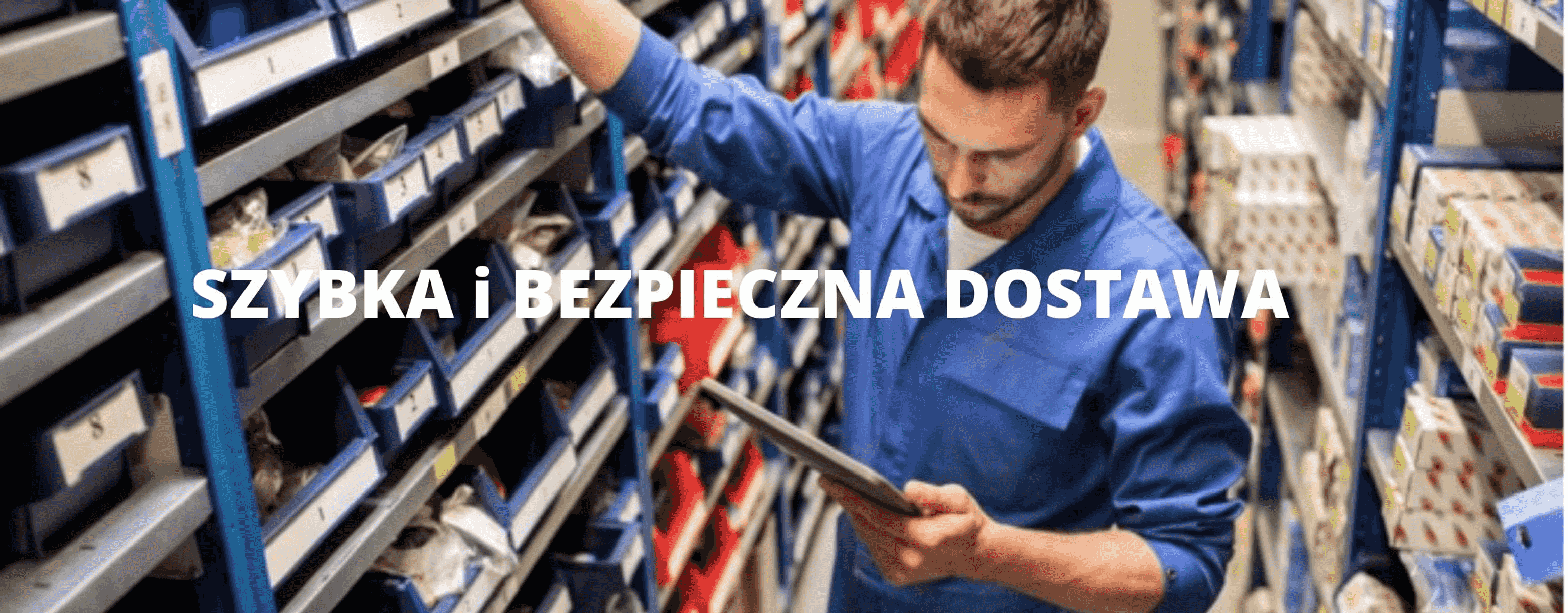Un hombre con uniforme azul revisa una tableta en un almacén con muchas estanterías.