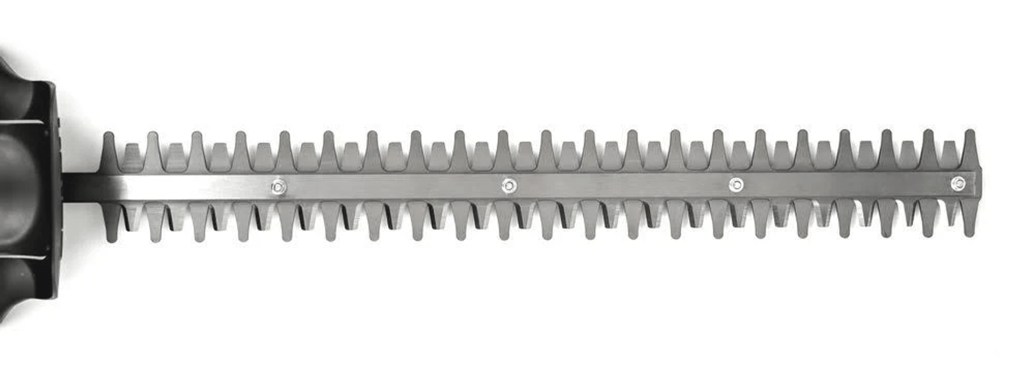 Primer plano de una cortasetos con cuchillas afiladas y dentadas sobre fondo blanco.