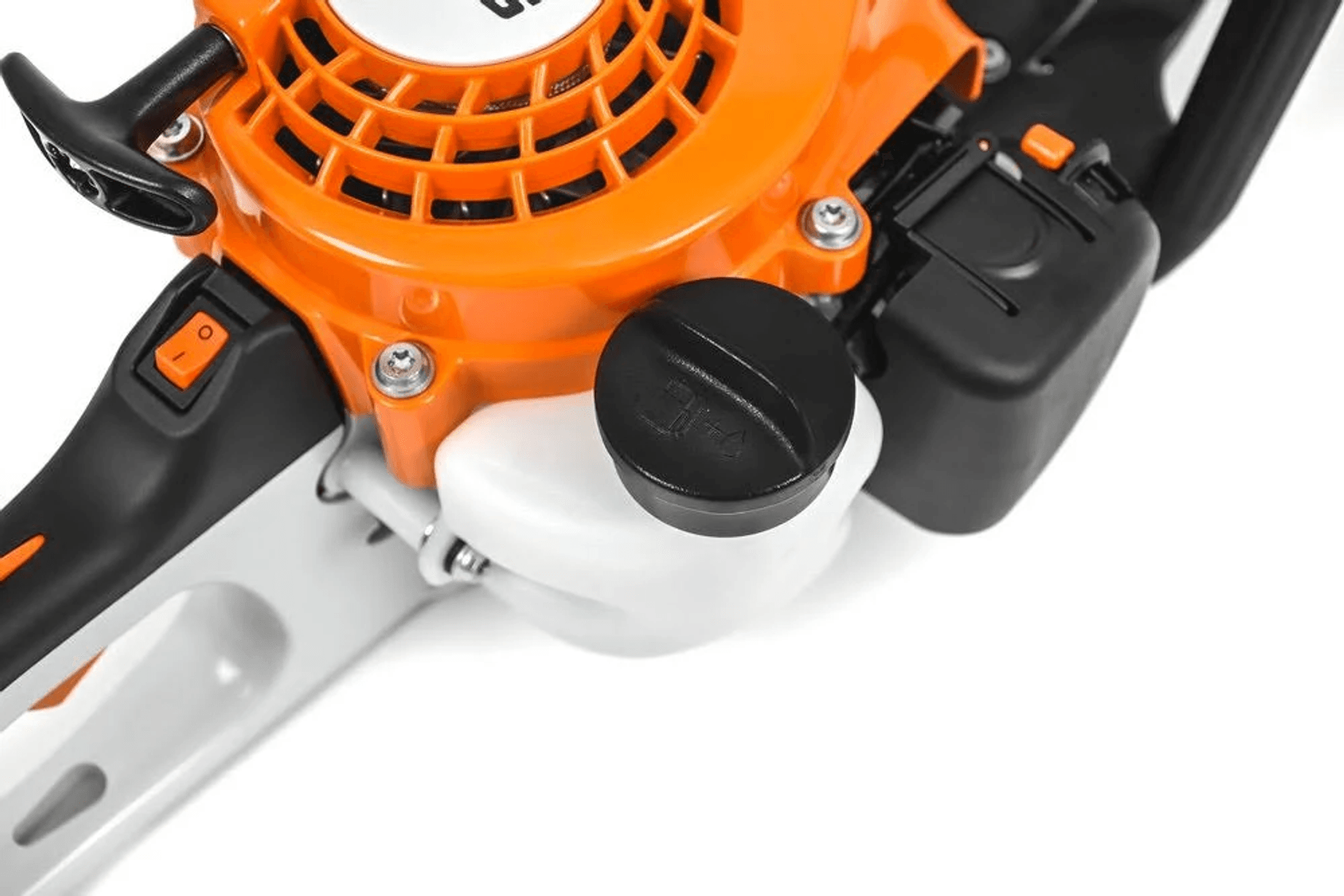Primer plano de una motosierra naranja con detalles en negro y blanco.