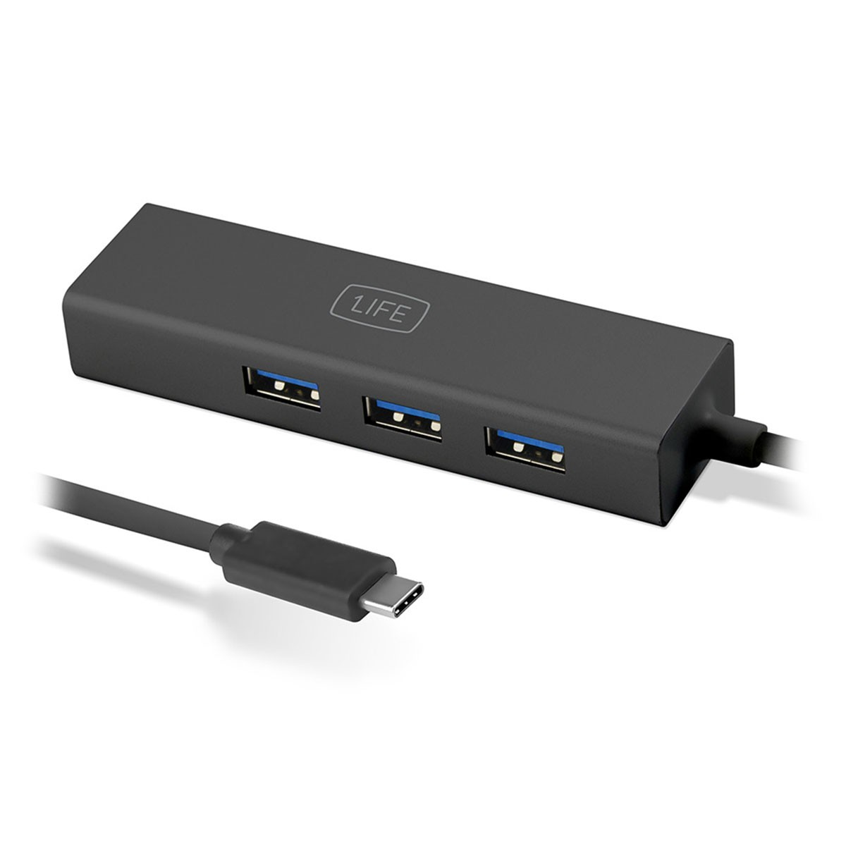 Un hub USB nero con tre porte USB-A e un cavo USB-C.