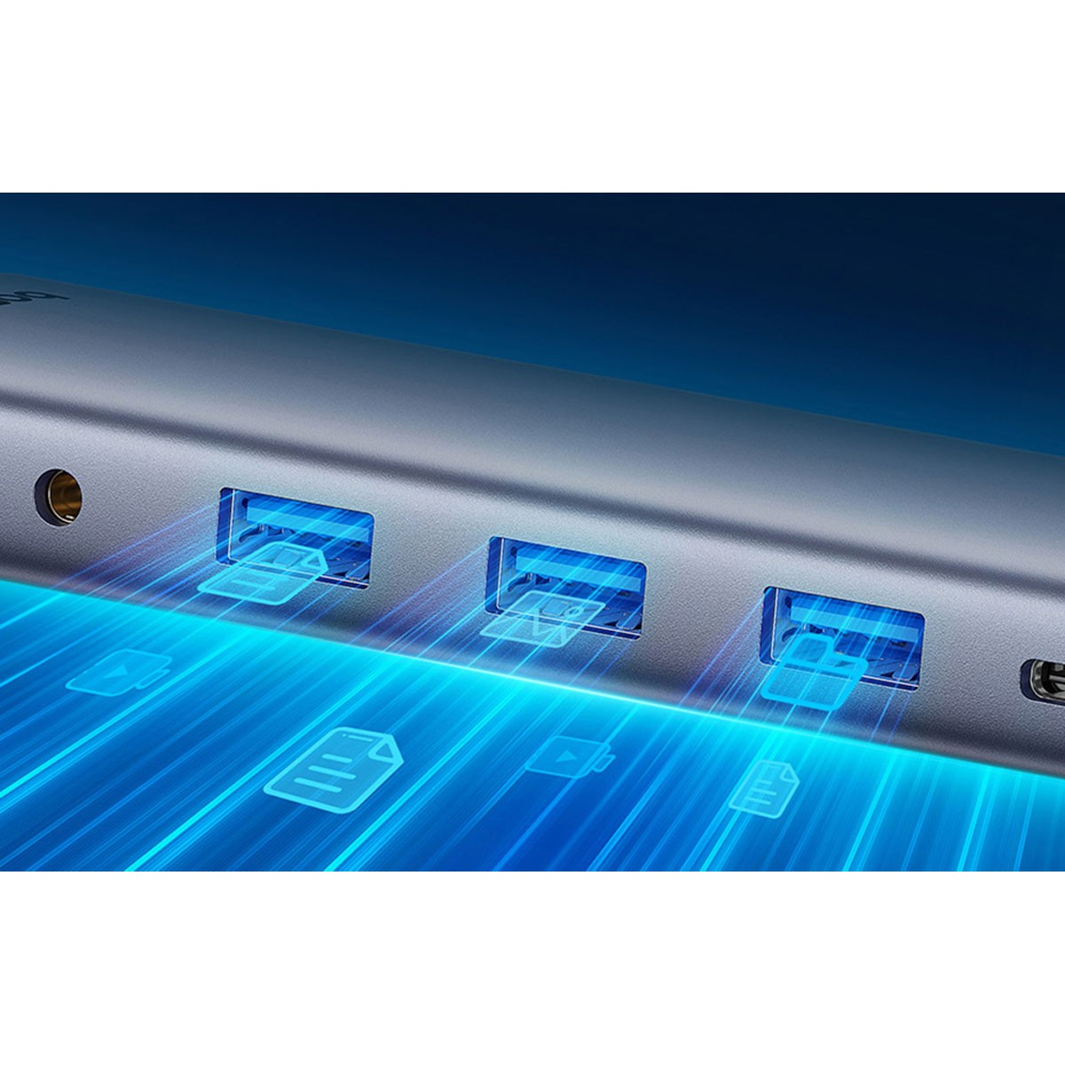 Primo piano di un hub USB grigio con tre porte USB blu luminose.