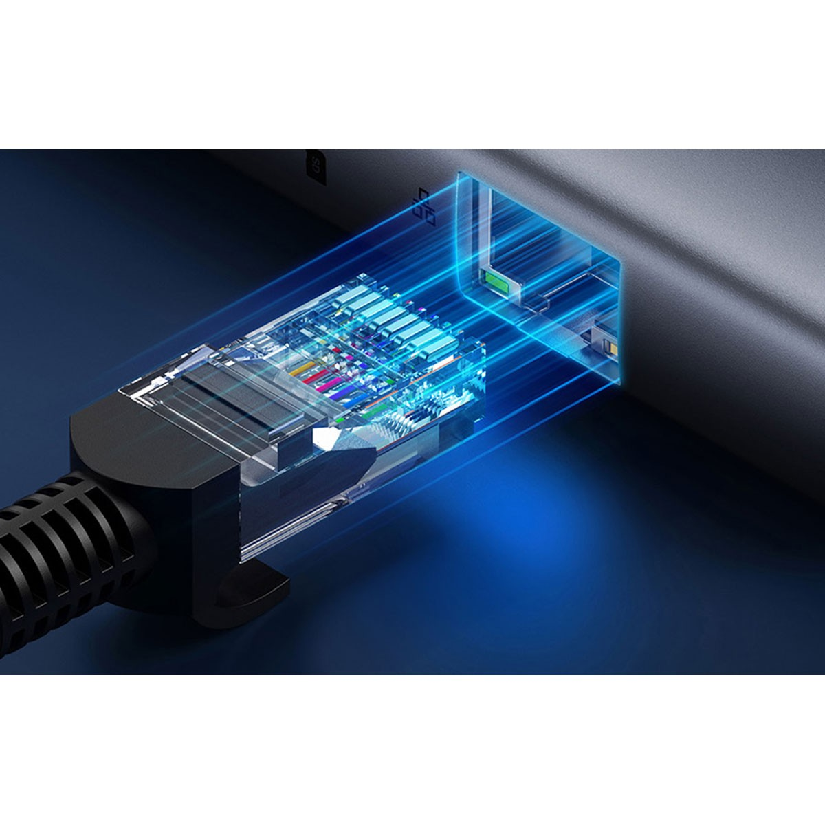 Primo piano di un connettore Ethernet trasparente inserito in un dispositivo.