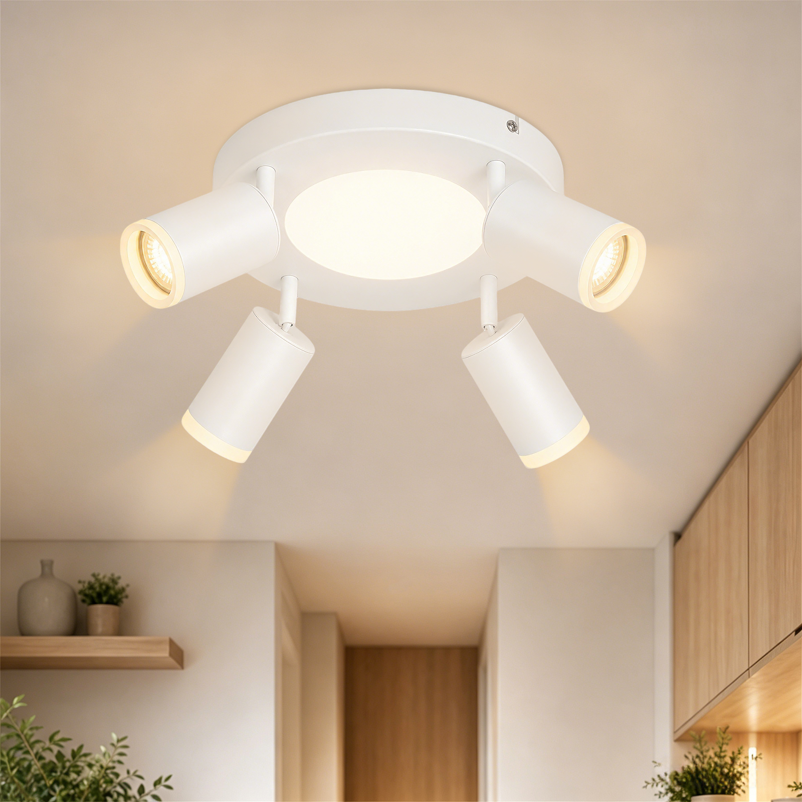 Plafoniera bianca con quattro faretti orientabili e una fonte luminosa centrale.
