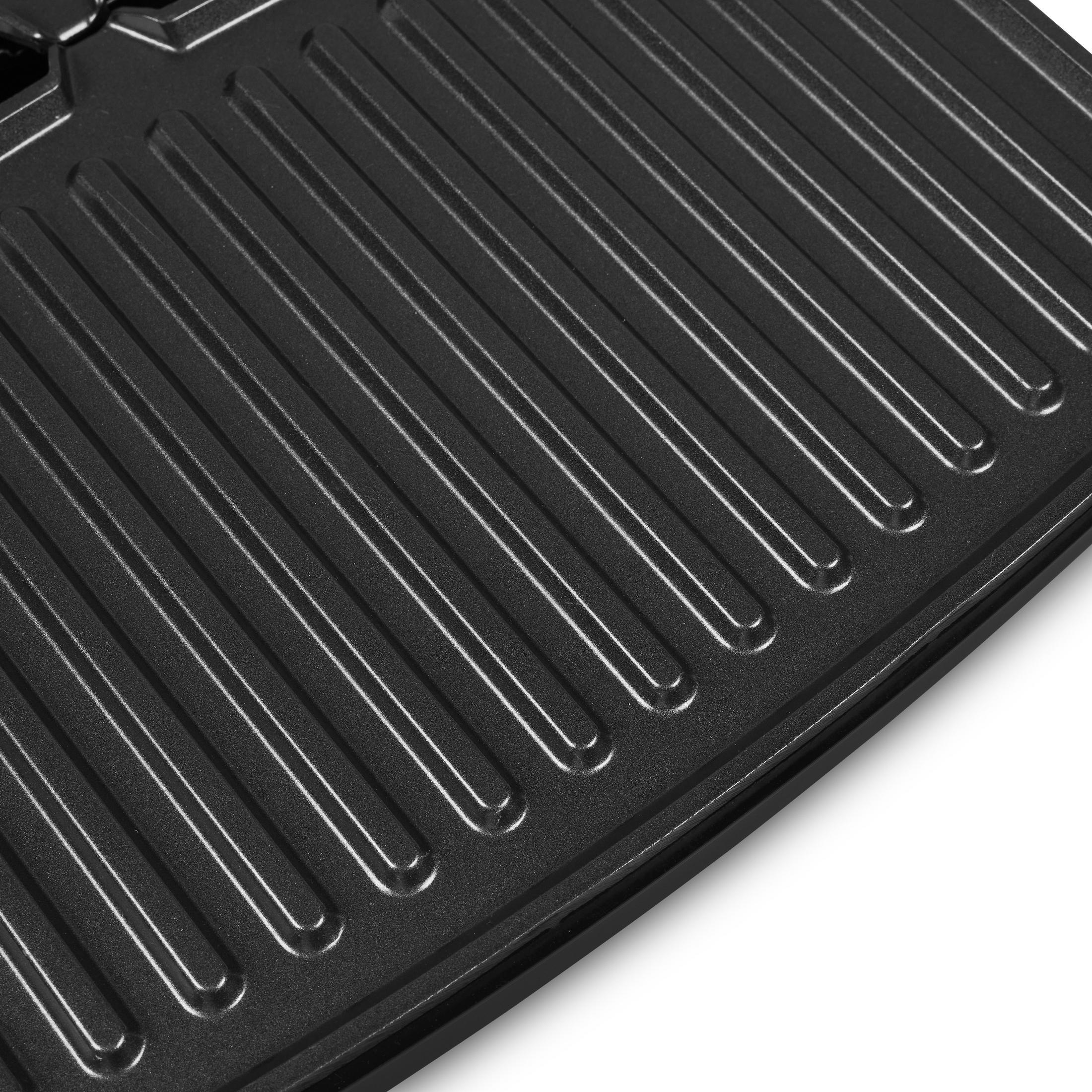 Nahaufnahme einer schwarzen Grillplatte mit parallelen Rillen.