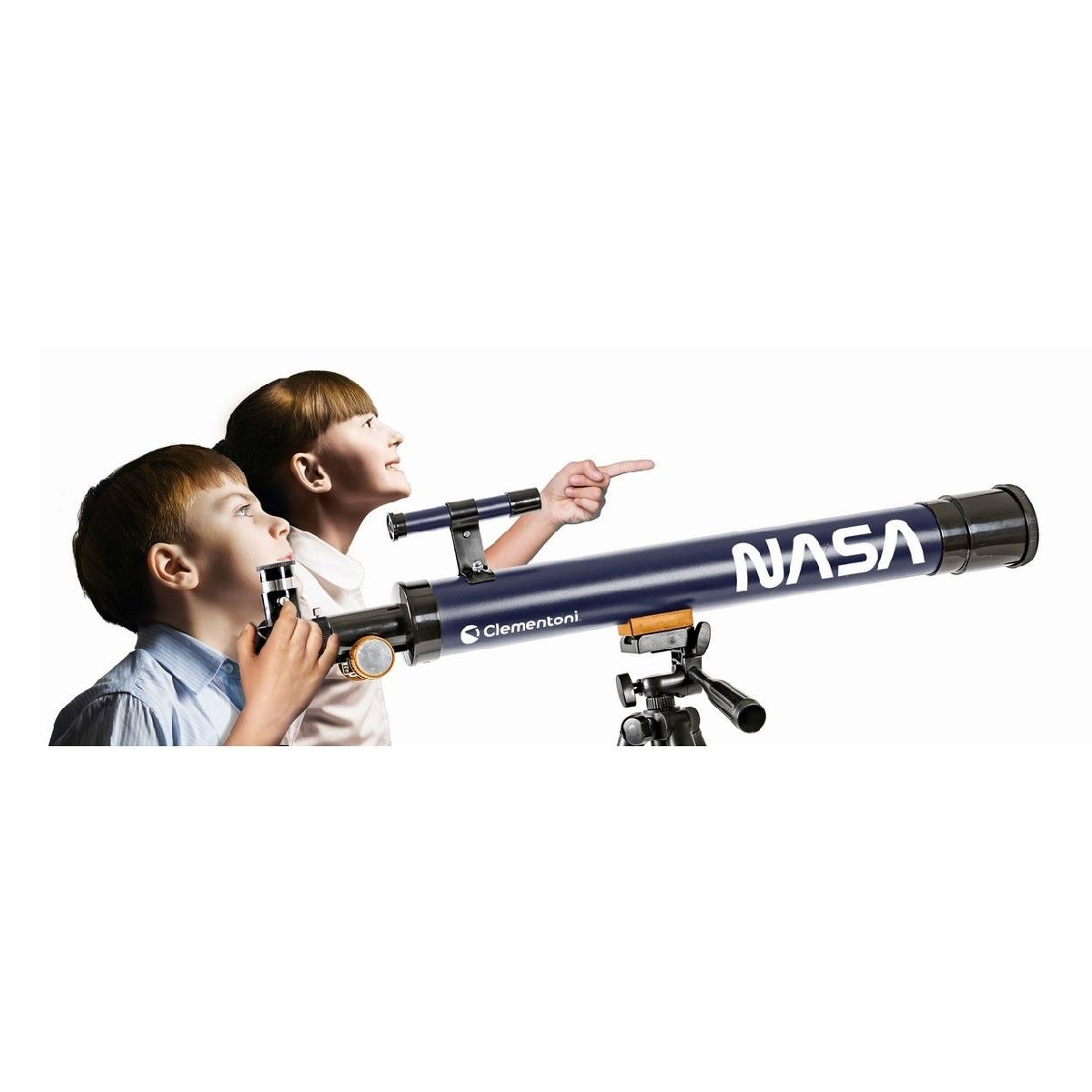 Due bambini guardano attraverso un telescopio blu della NASA su un treppiede.