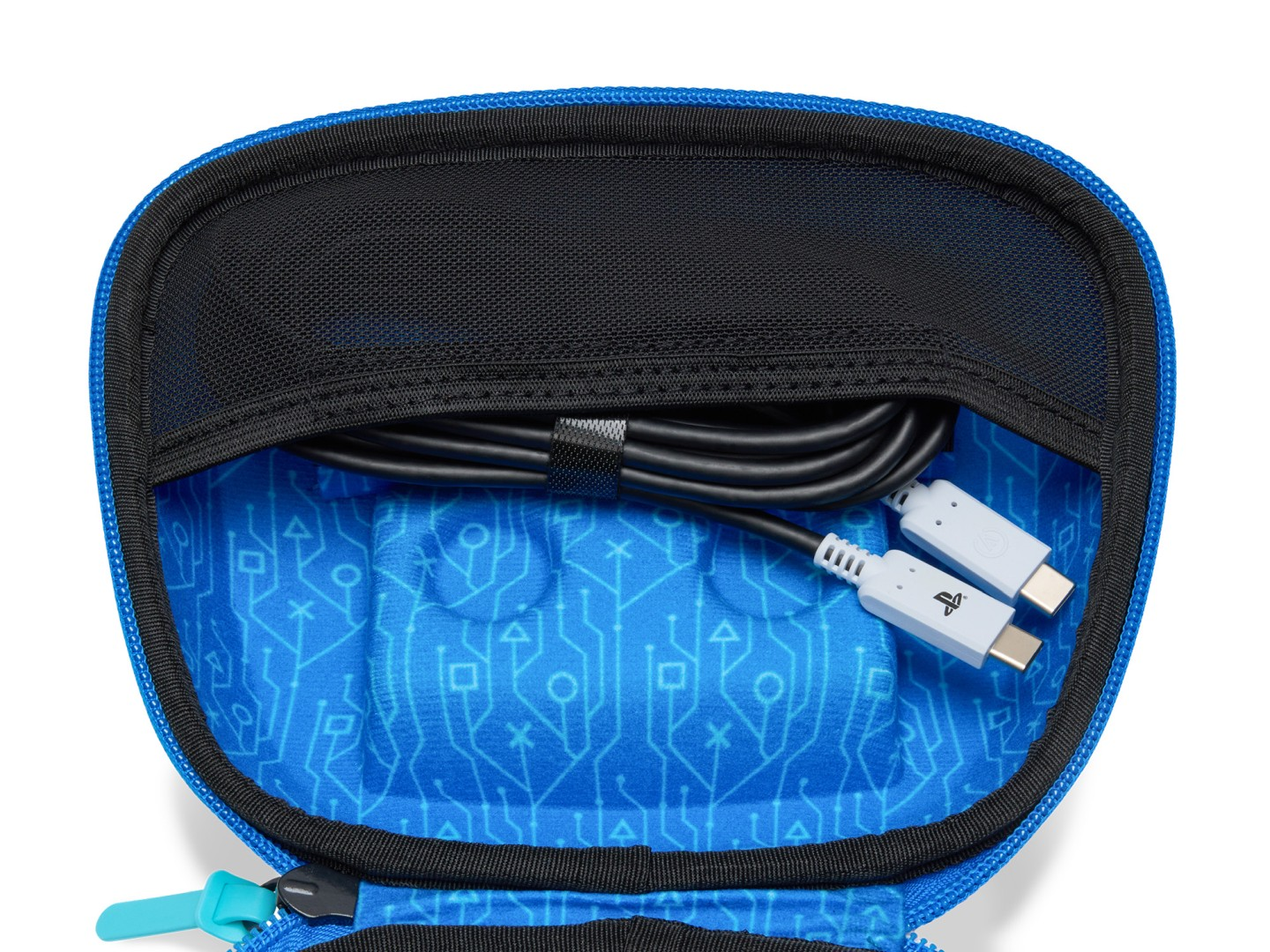 Niebieskie etui z czarną podszewką z siateczki zawiera czarne kable z wtyczkami USB-C.