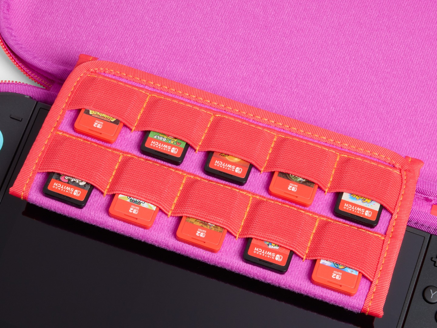Custodia rosa per Nintendo Switch con diverse cartucce di gioco rosse in passanti rossi.