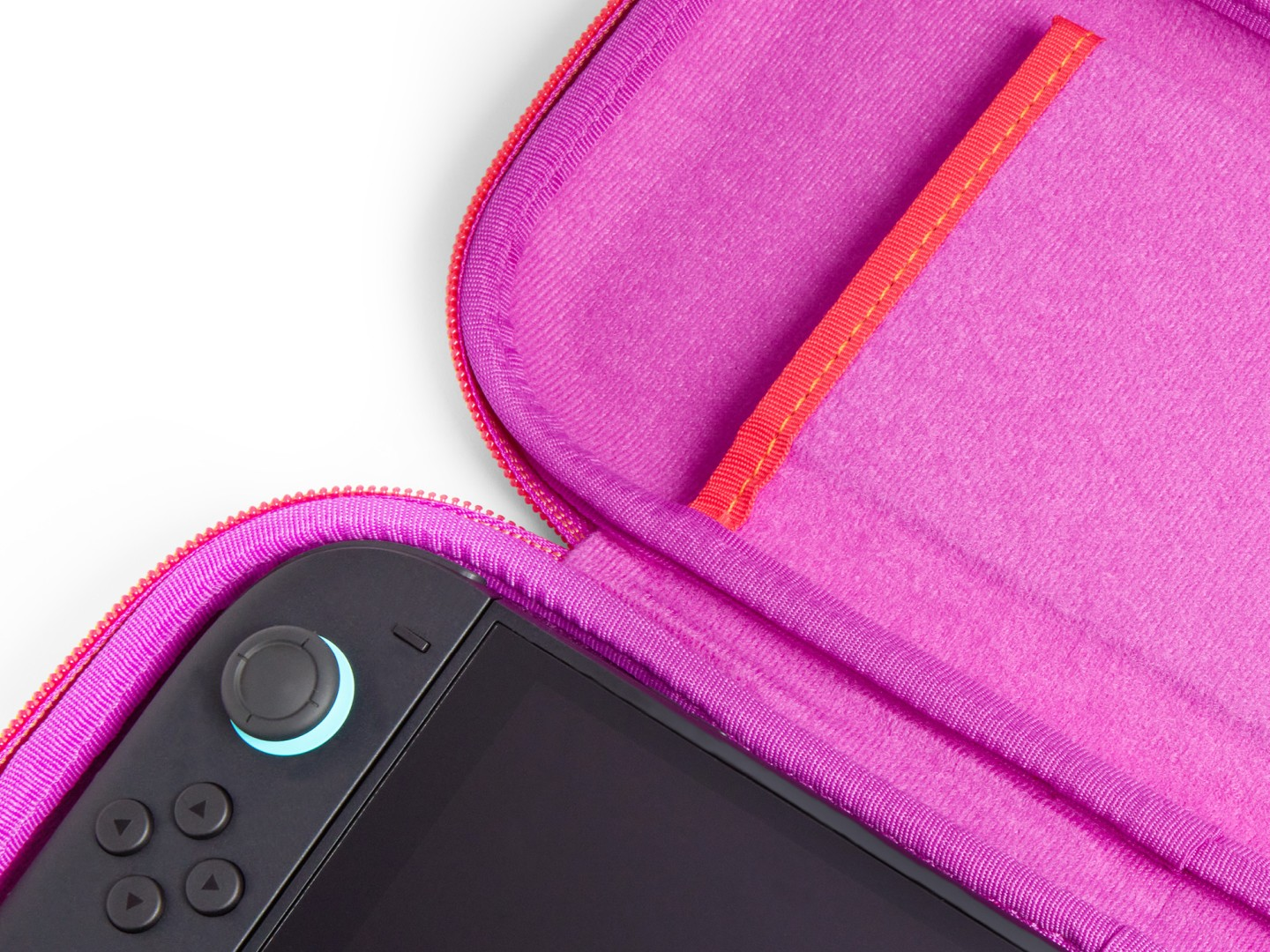 Un dispositivo portatile nero con joystick e pulsanti in una custodia aperta con cerniera rosa.
