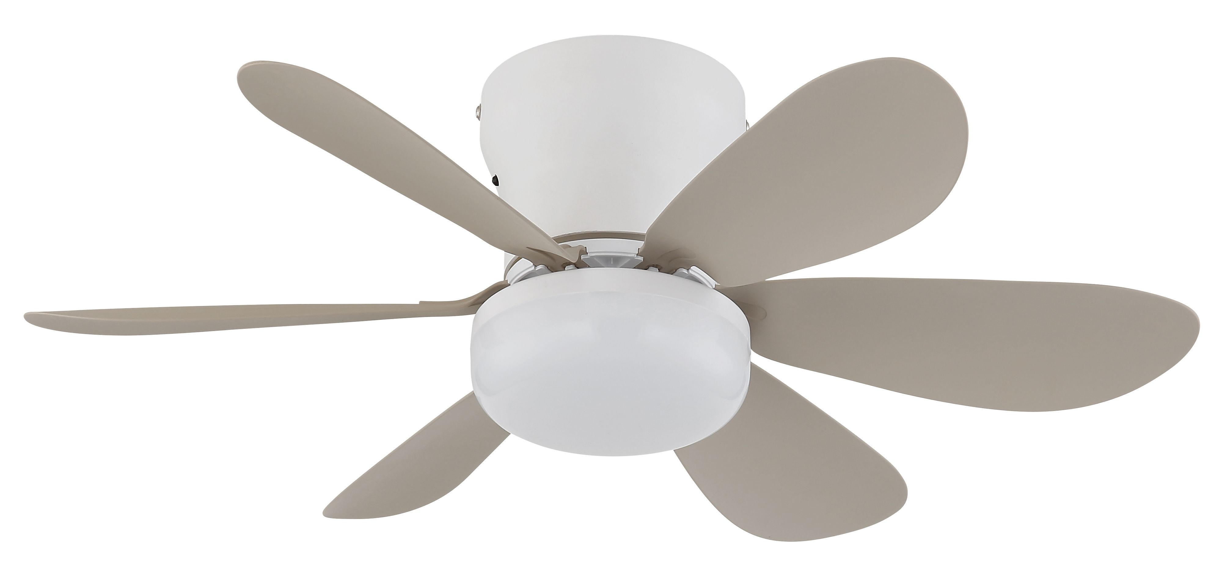 Ein weißer Deckenventilator mit fünf hellbraunen Rotorblättern und einer Lampe.