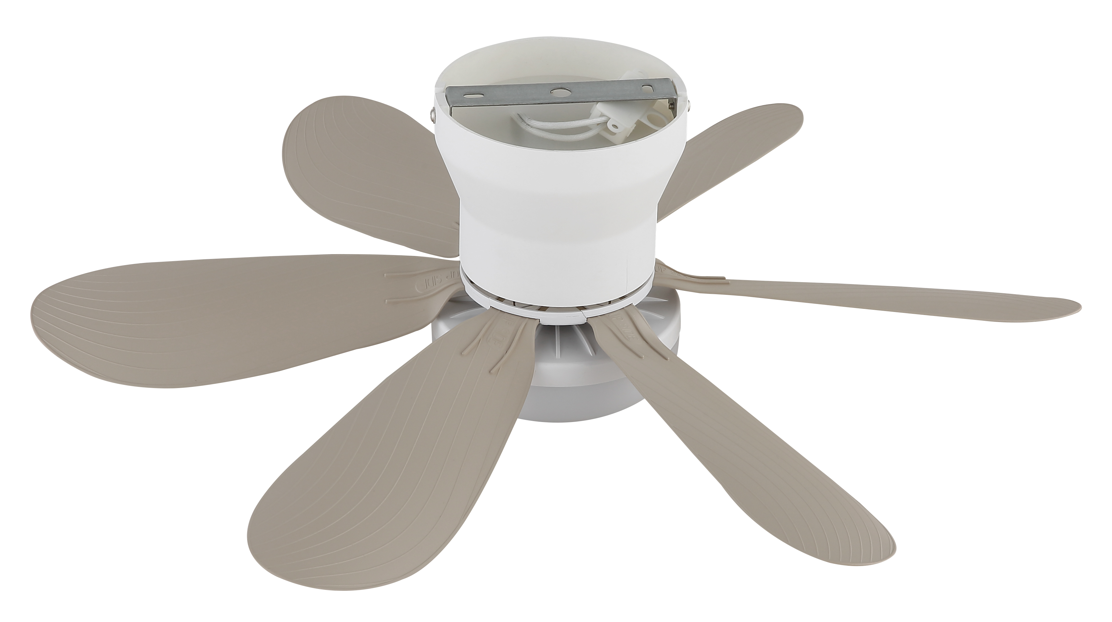 Ein weier Deckenventilator mit fnf graubraunen Rotorblttern auf weiem Hintergrund.
