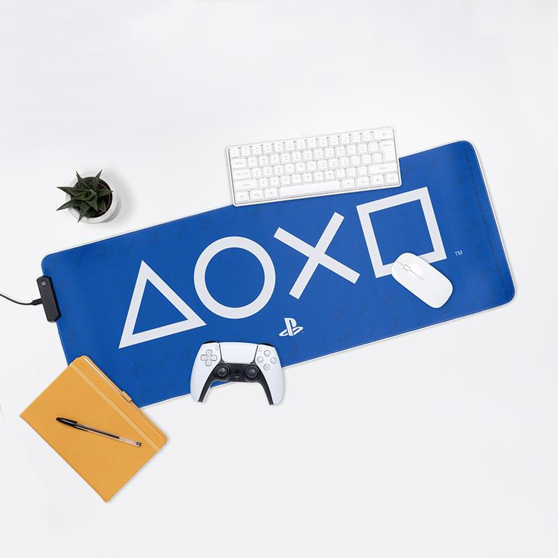 Niebieska podkładka gamingowa z symbolami PlayStation, klawiaturą, myszą, kontrolerem.