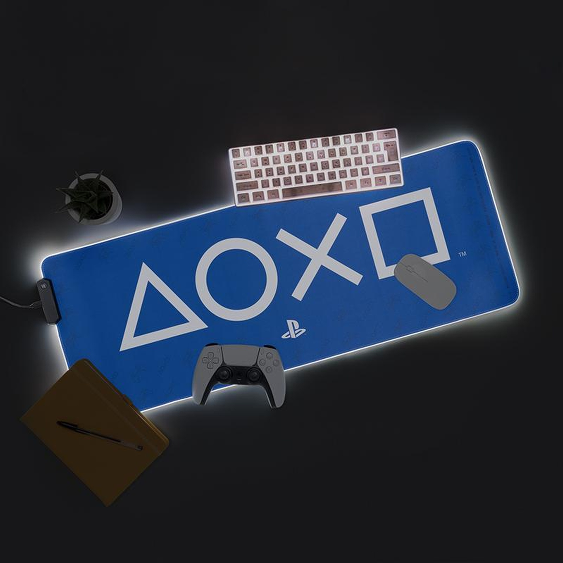 Zestaw do gier z symbolami PlayStation na niebieskiej macie, klawiatura, mysz, kontroler.