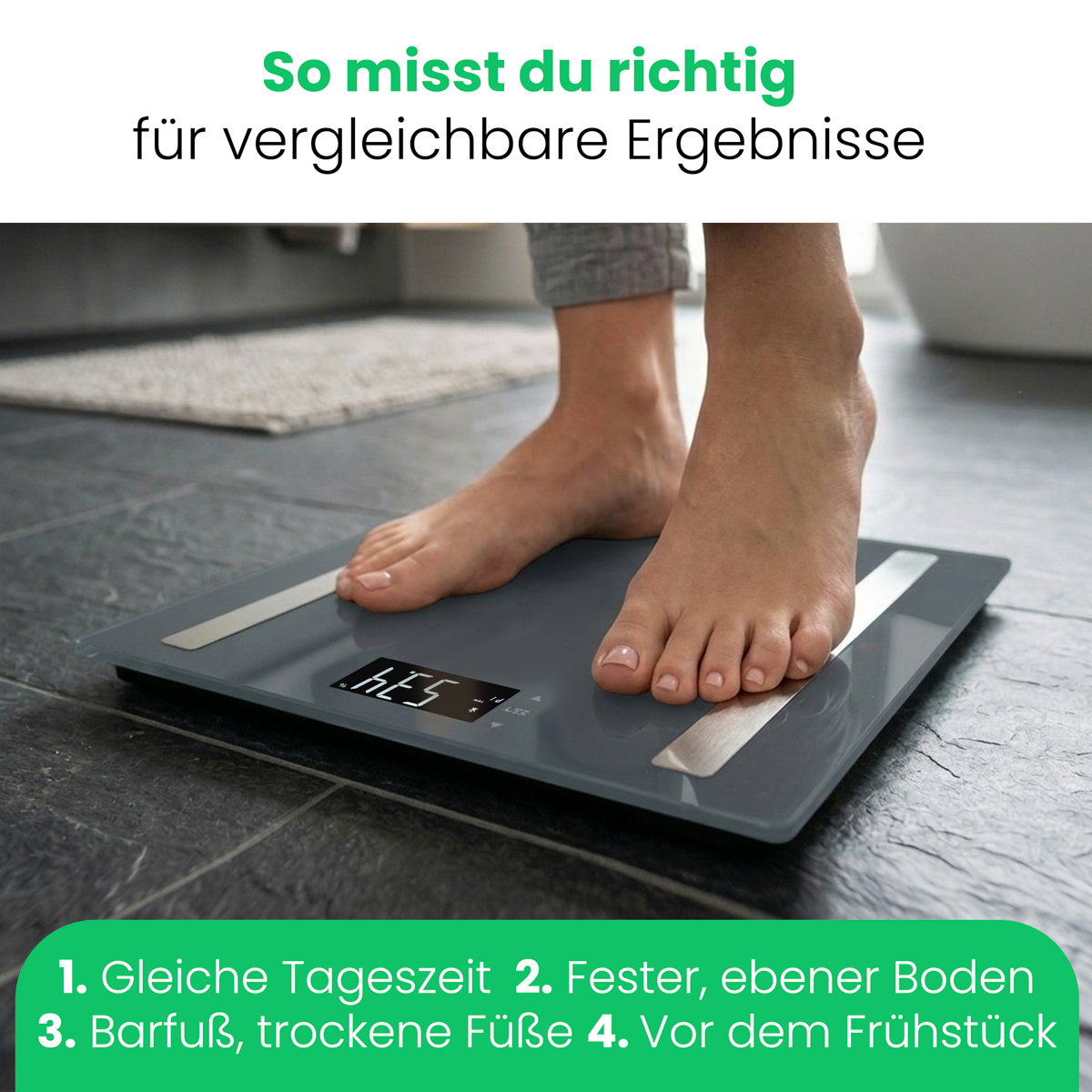 Füße auf einer grauen Waage, die 53,4 kg anzeigt. Duschmatte im Hintergrund.