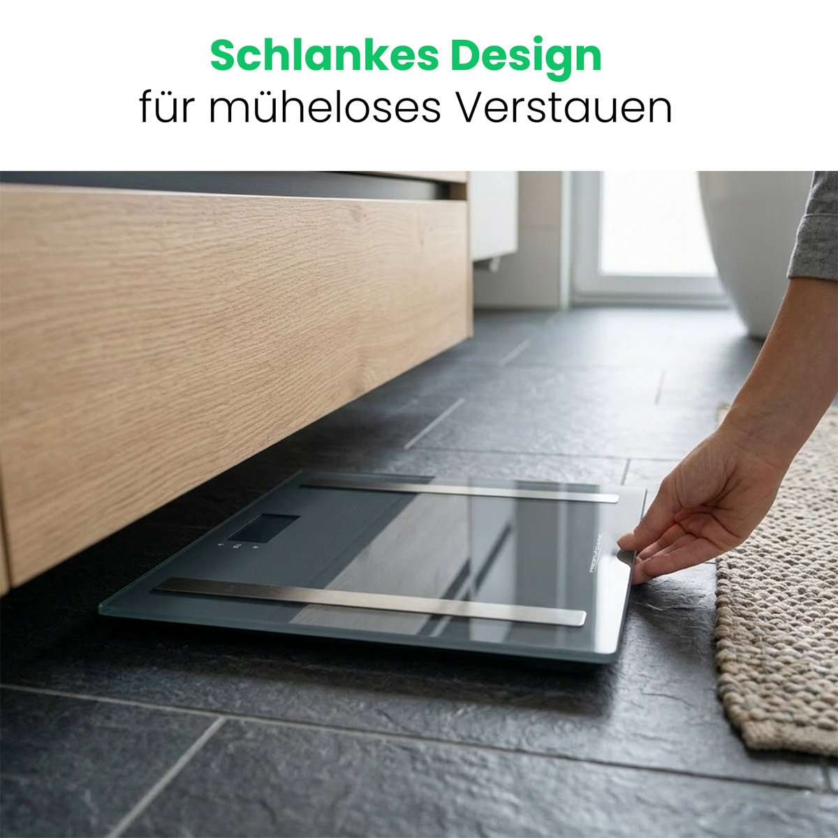 Graue Personenwaage unter einem Holzmöbel, von Hand platziert.
