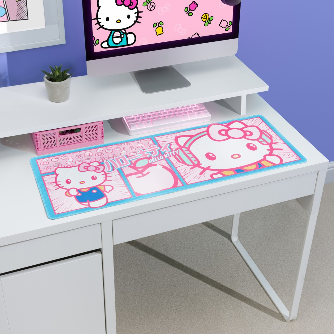 Biurko z podkładką pod mysz Hello Kitty, klawiaturą i komputerem.