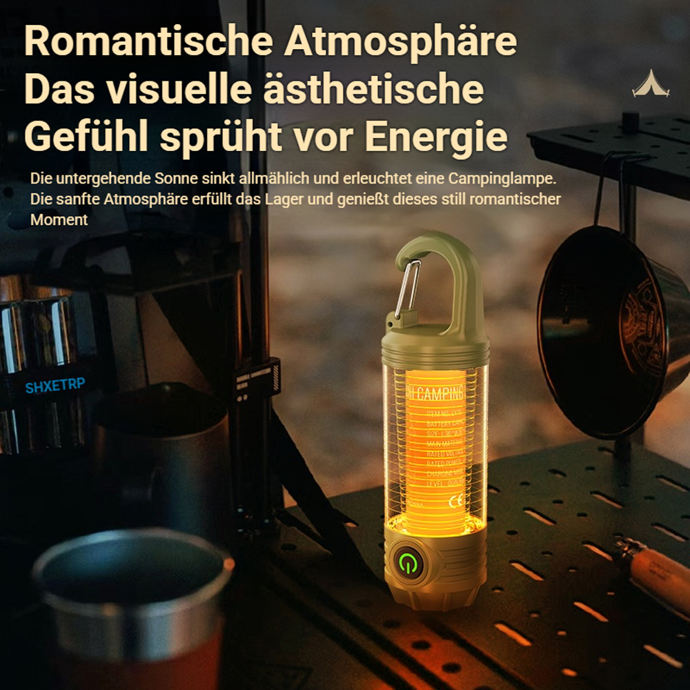 Eine grüne Campinglampe leuchtet orange auf einem Tisch mit Bechern.