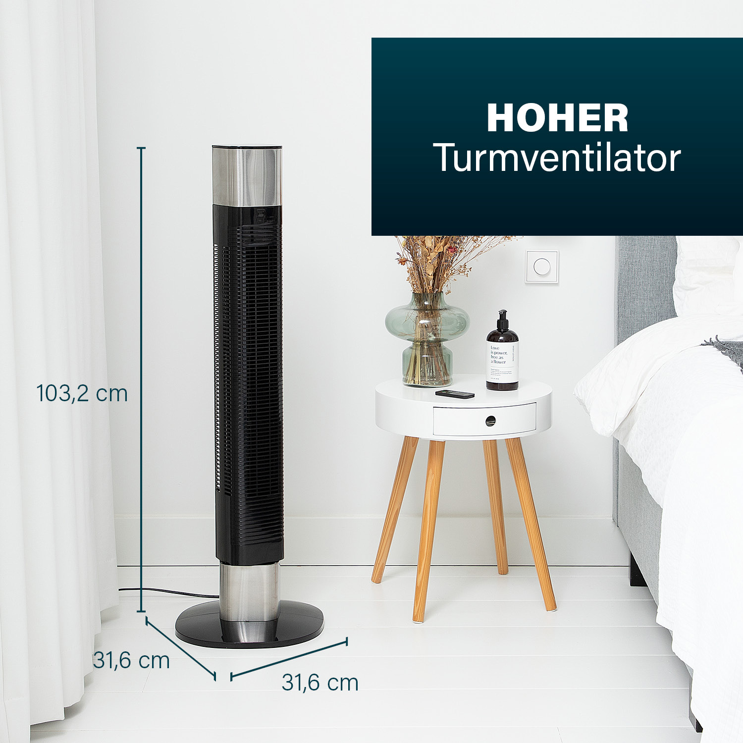 Ein hoher schwarzer Turmventilator neben einem Nachttisch mit Vase und Flasche.