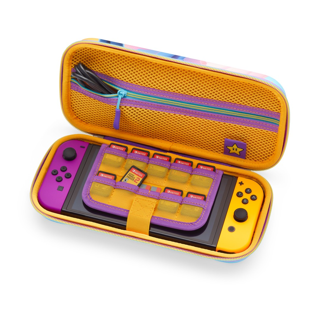 Kolorowe etui Nintendo Switch, otwarte, z konsolą, kontrolerami i kartami do gry.