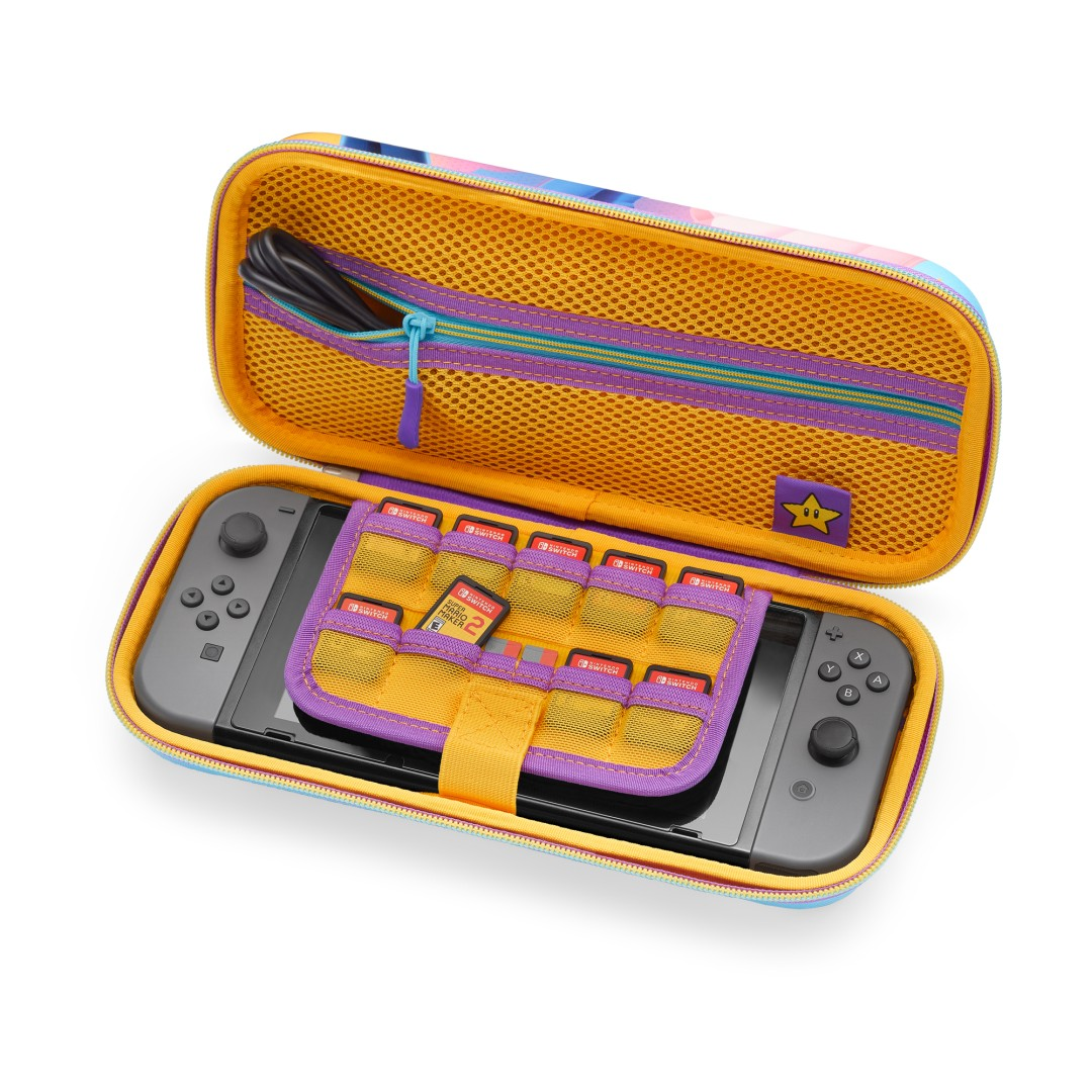 Otwarte etui Nintendo Switch z konsolą, grami i kablem ładującym.