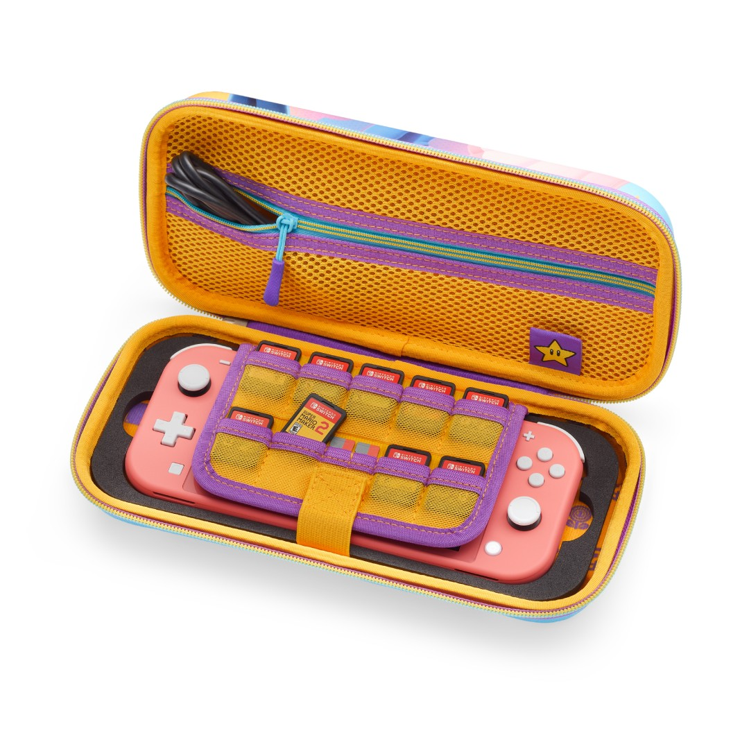 Różowy Nintendo Switch Lite w kolorowym etui z miejscami na karty z grami.