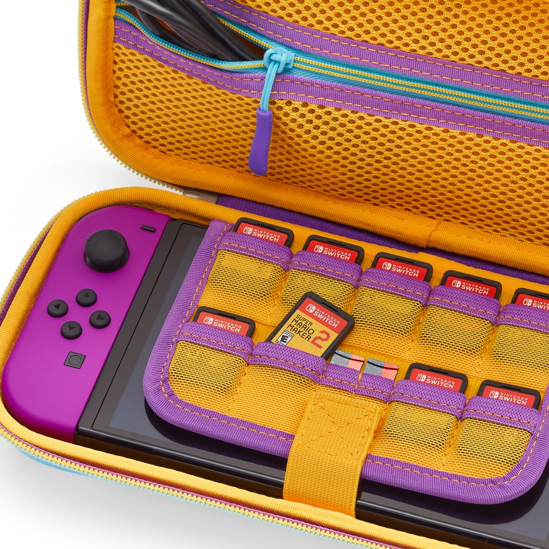 Otwarta fioletowo-pomarańczowa torba z konsolą Nintendo Switch i wieloma kartridżami.