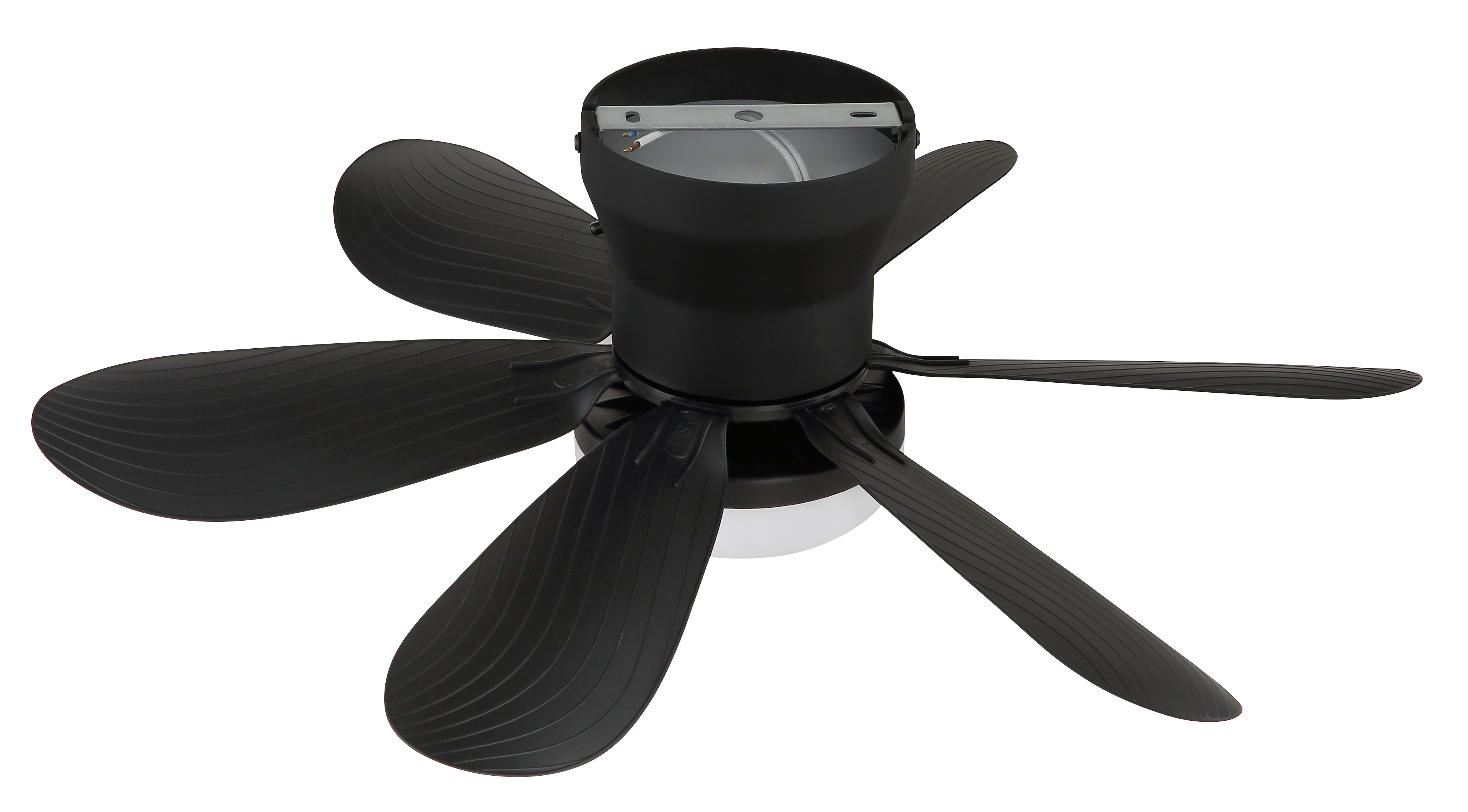 Schwarzer Deckenventilator mit fünf leicht geschwungenen Blättern.