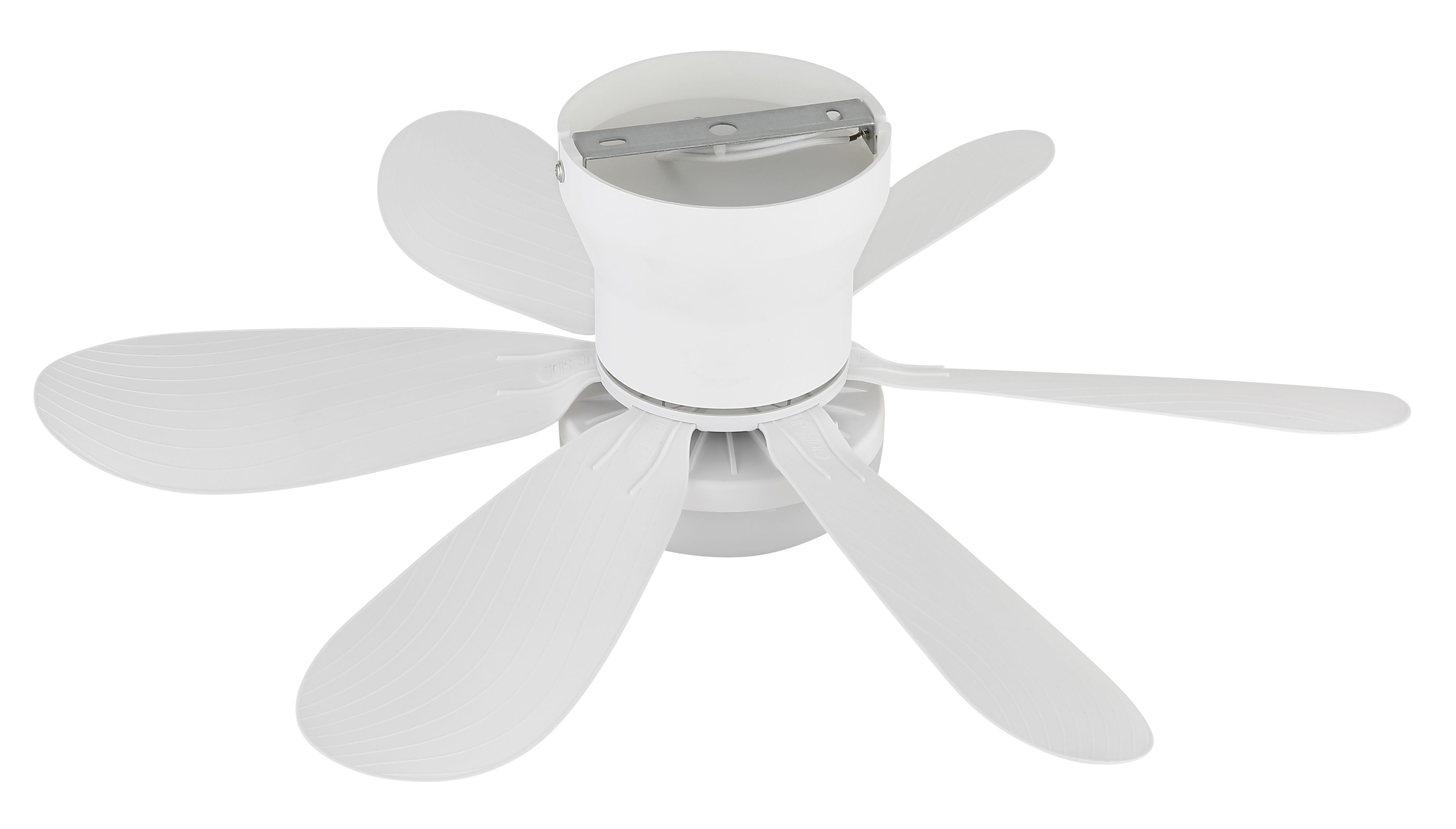 Ein weißer Deckenventilator mit fünf Rotorblättern, die sich auf einem weißen Gehäuse drehen.