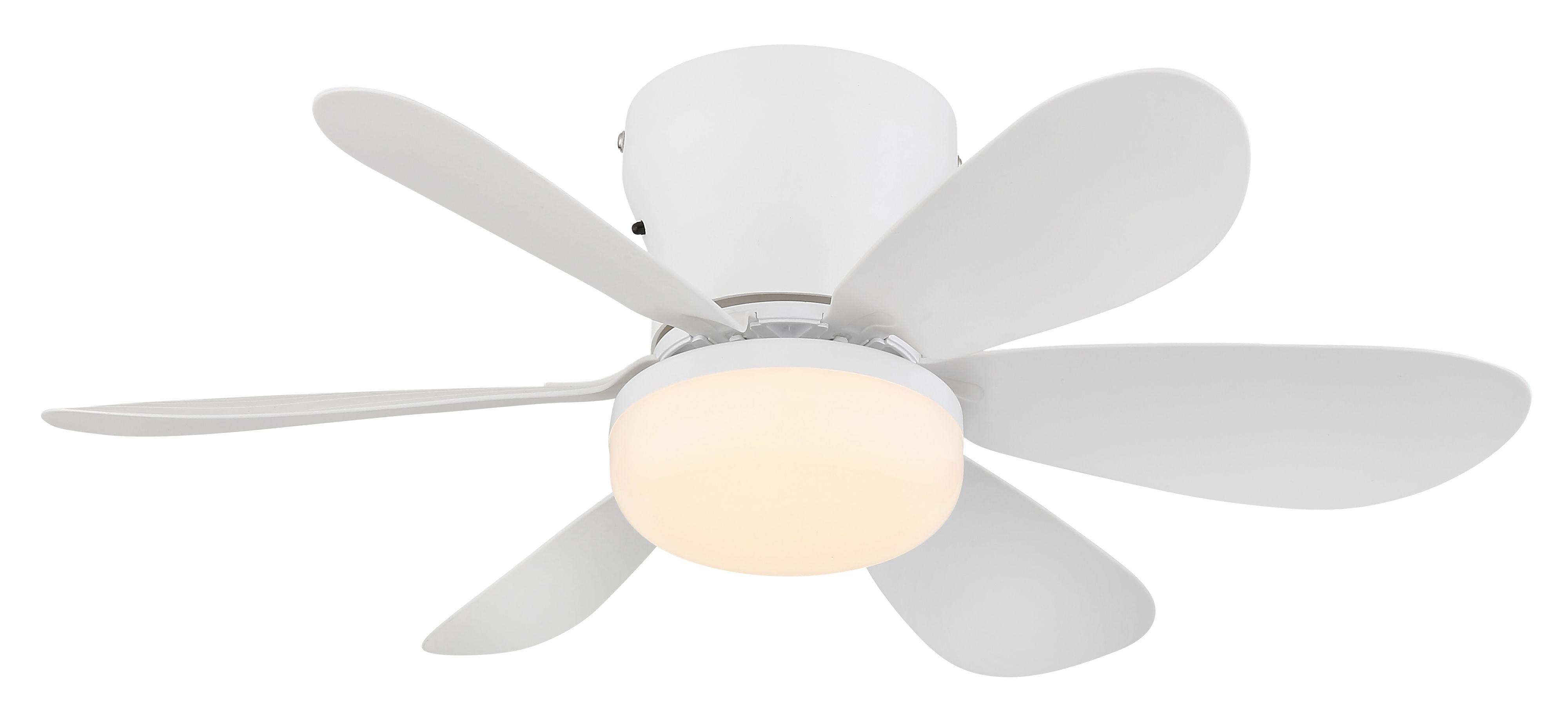 Ein weier Deckenventilator mit fünf Rotorblättern und beleuchtetem Mittelteil.