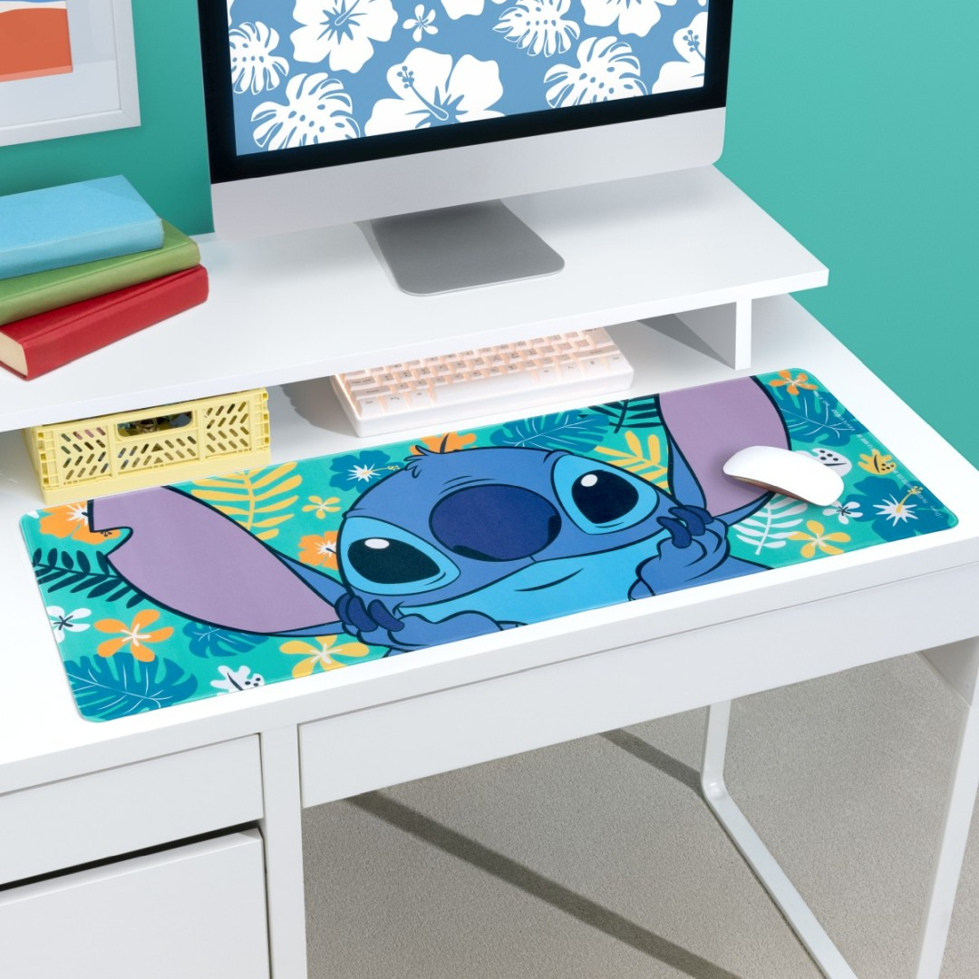 Stitch na podkładce pod mysz z tropikalnymi liśćmi i kwiatami.