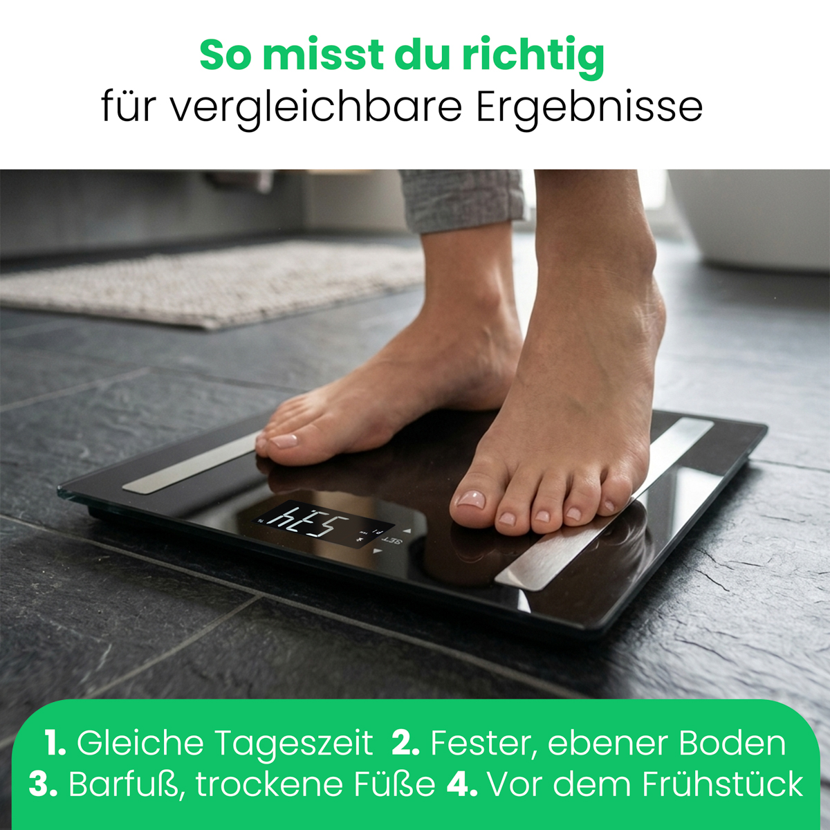 Füße auf einer digitalen Personenwaage in einem Badezimmer. Digitale Anzeige sichtbar.