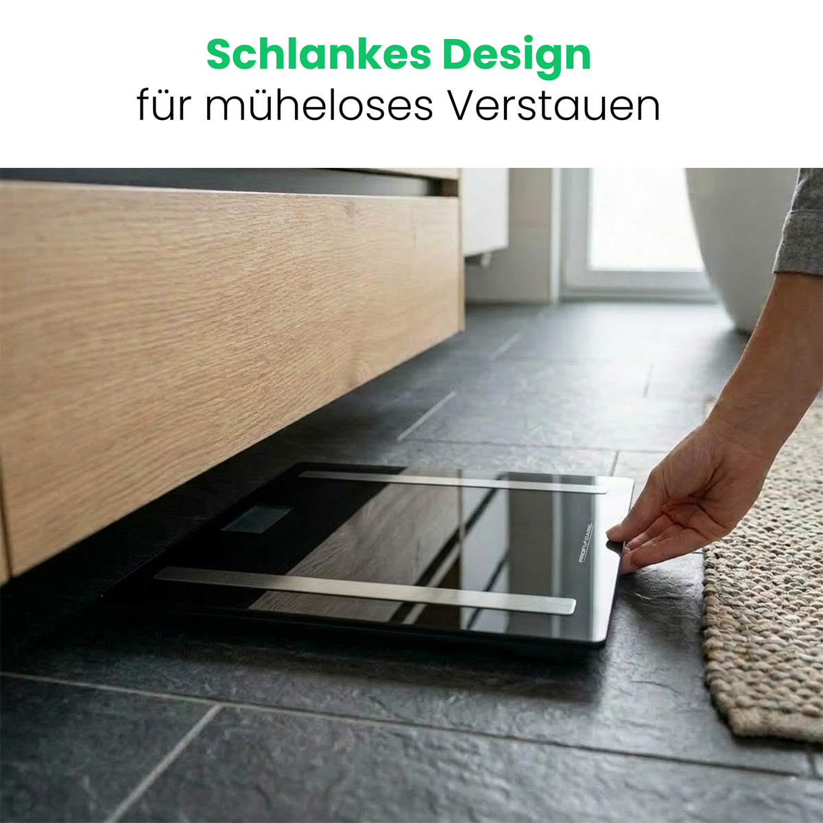 Eine schlanke digitale Personenwaage wird unter einem Holzmöbel auf einem dunklen Fliesenboden platziert.